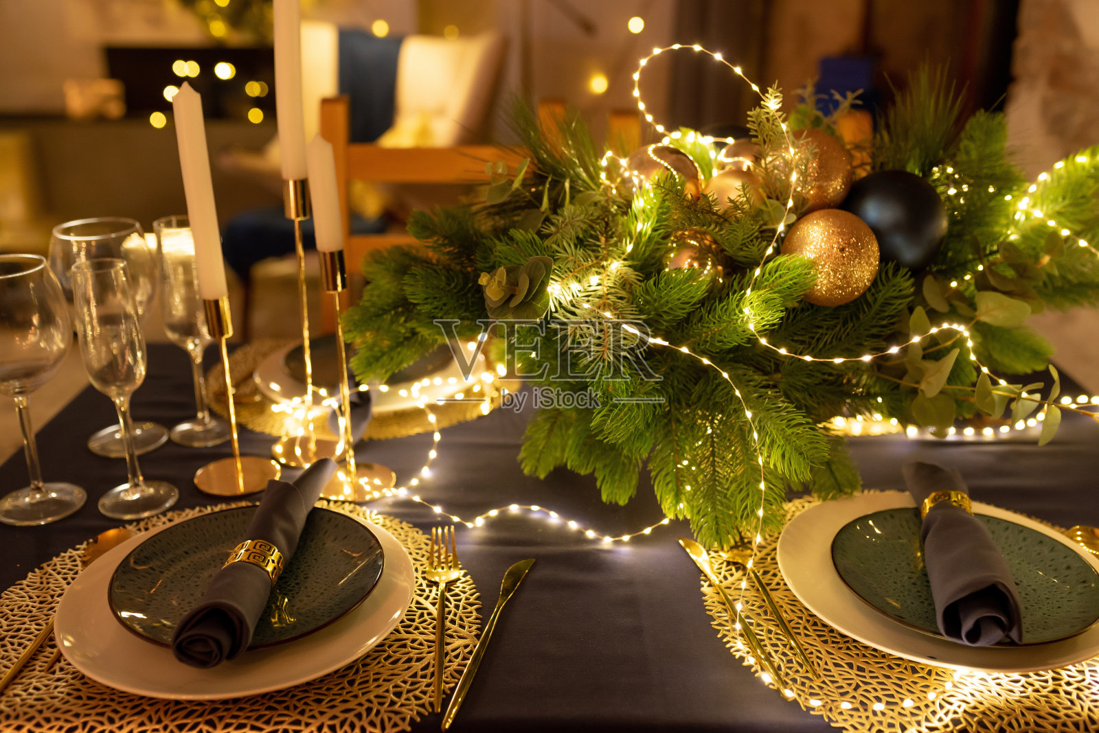 漂亮的圣诞装饰餐桌。花环放在桌子上。客厅里的圣诞餐桌。庆祝新年，圣诞节照片摄影图片