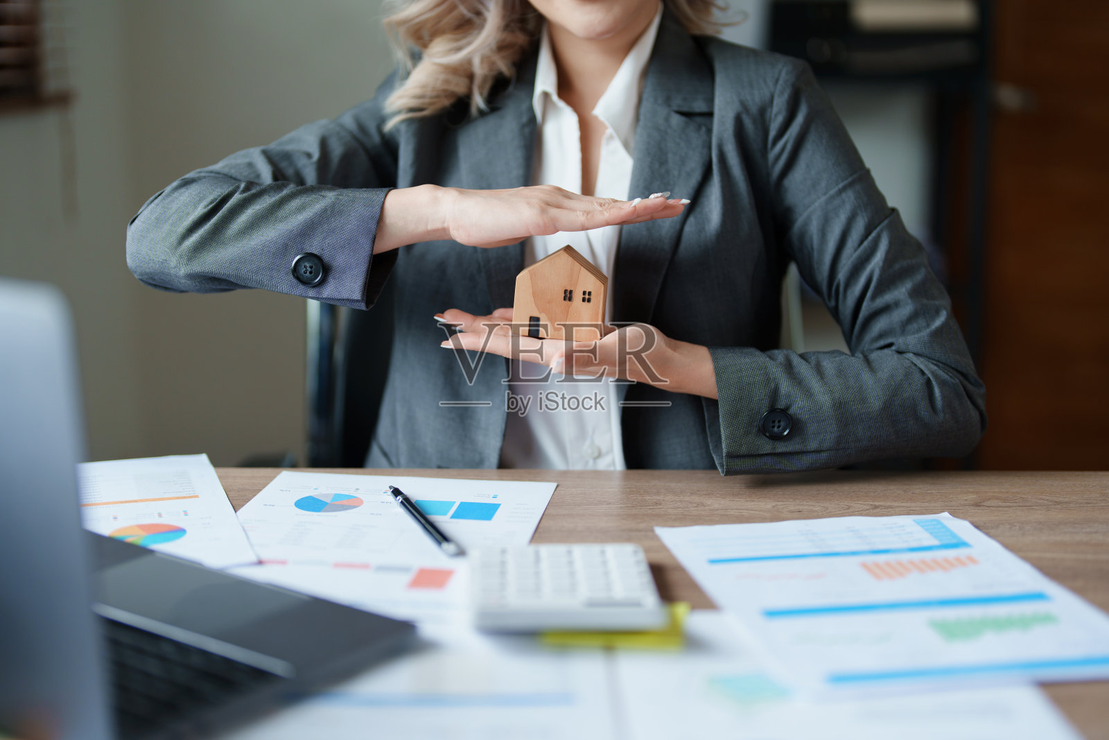 一个亚洲男人的肖像，代理，买卖土地，房产税，展示保护房屋的概念，确保房屋受损的风险照片摄影图片