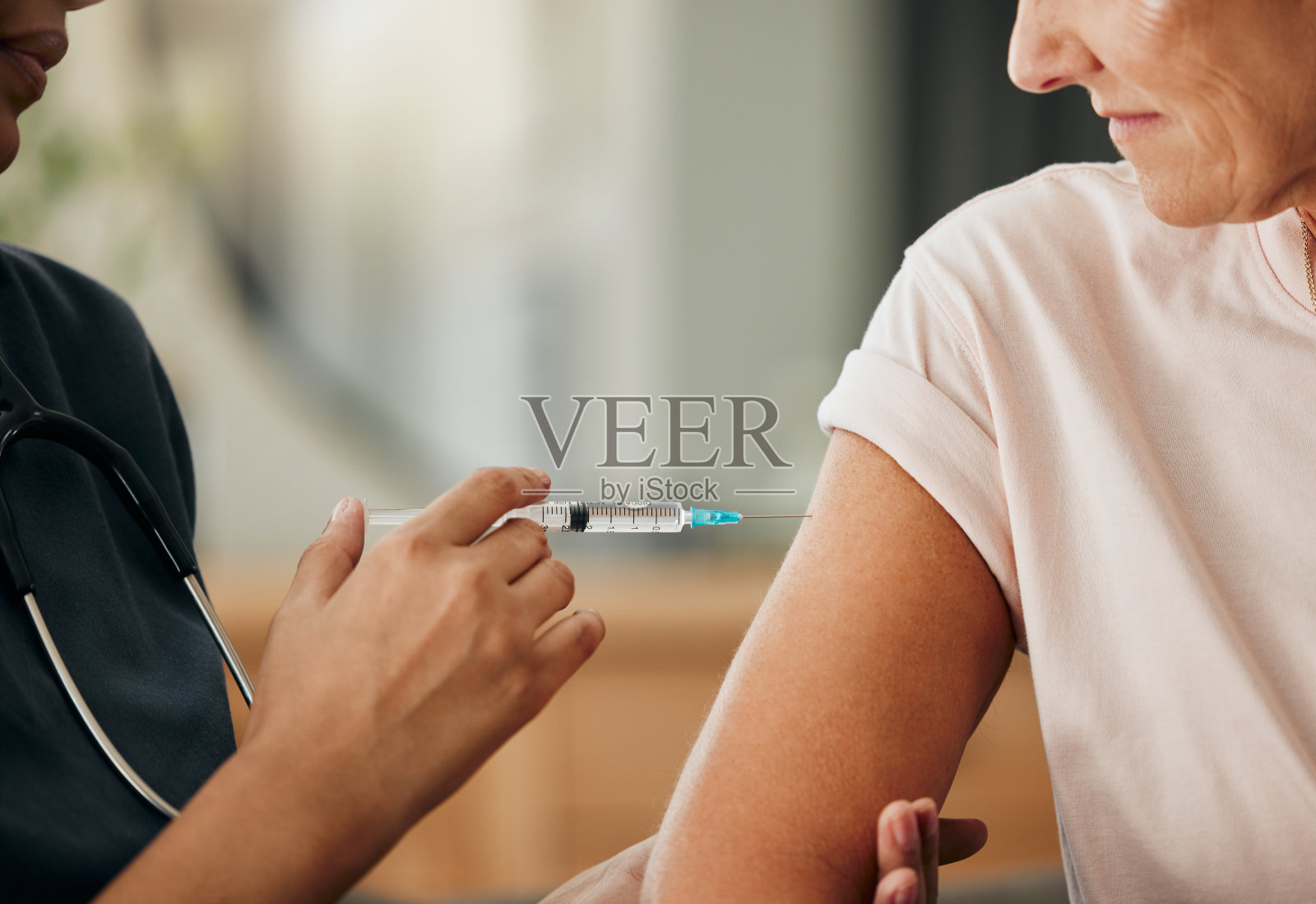 新冠肺炎，护士手上的疫苗注射与健康、安全或冠状病毒免疫有关。医疗保健、covid - 19和医疗专业大流行病毒防护、注射药物预防流感或疾病照片摄影图片