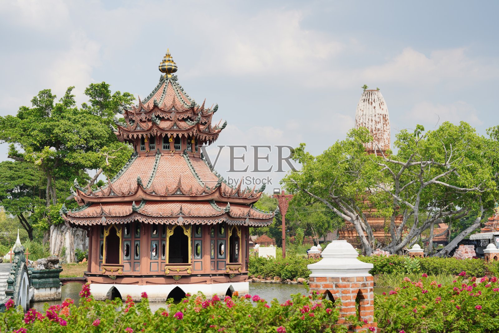 大殿在古城的水中央照片摄影图片
