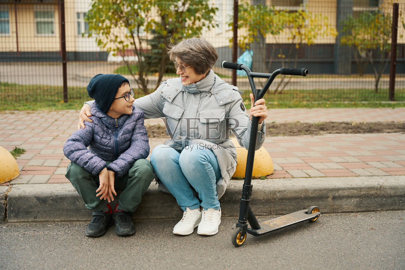 男孩和奶奶在外面玩得很开心照片摄影图片