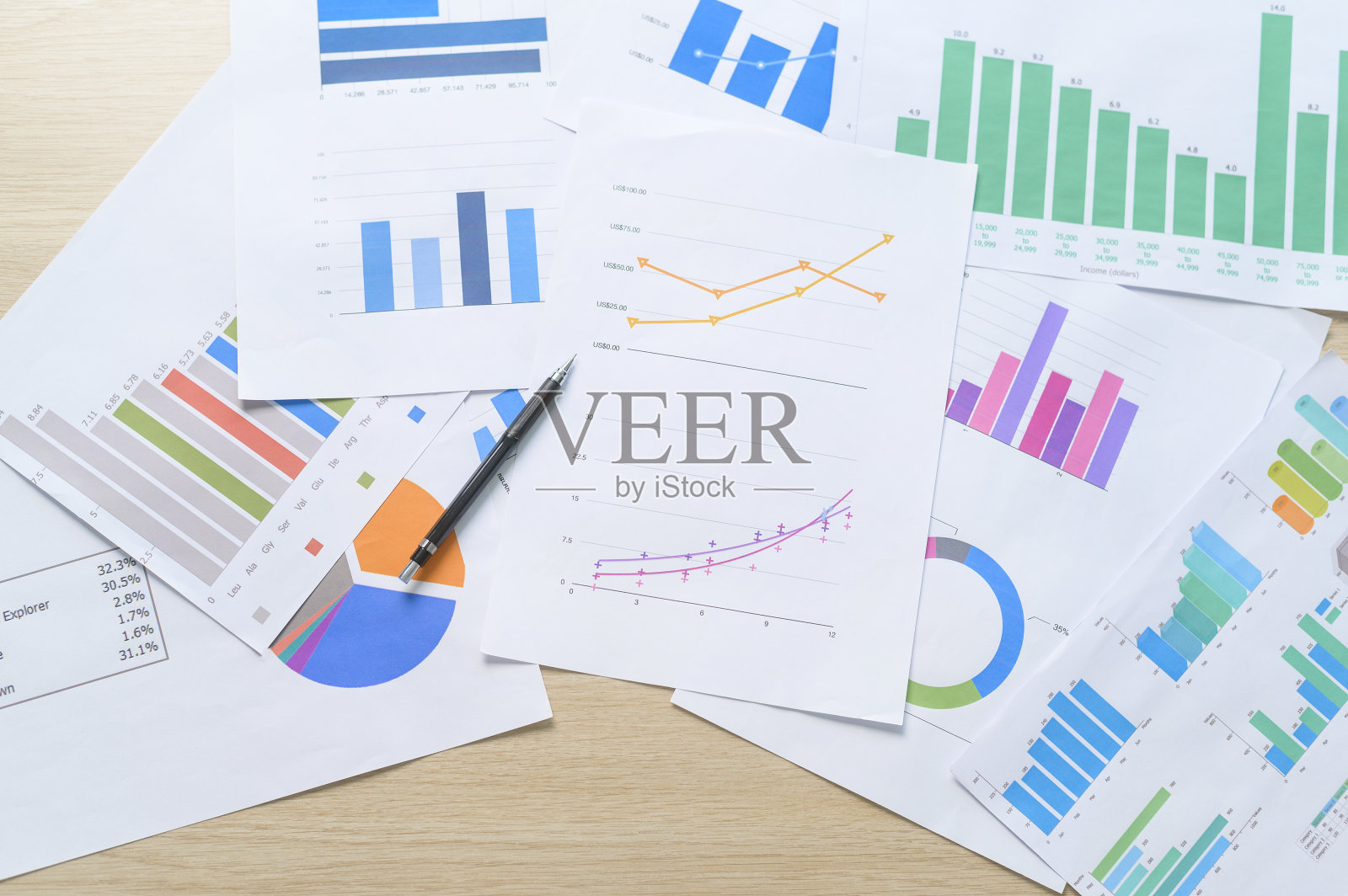 文档的俯视图，分析数据躺在桌子上，选择性聚焦照片摄影图片