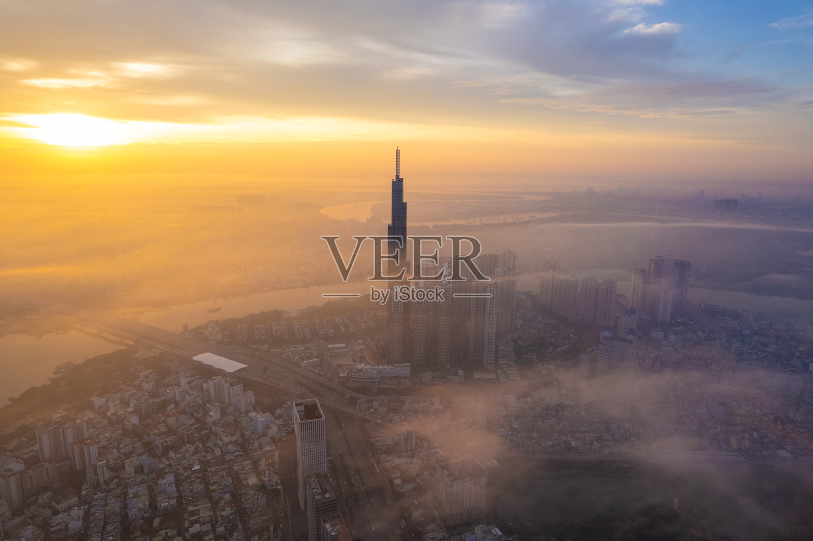 胡志明市早晨的鸟瞰图，从飞行无人机鸟瞰胡志明市的发展建筑，交通，能源电力基础设施。照片摄影图片