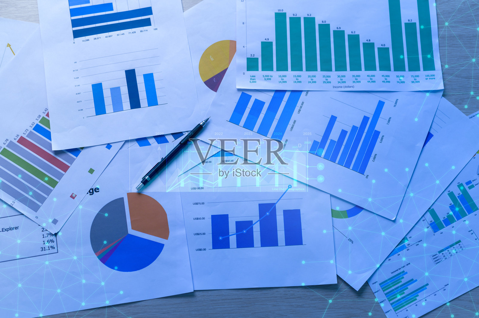 背景文件与分析数据躺在桌子上照片摄影图片