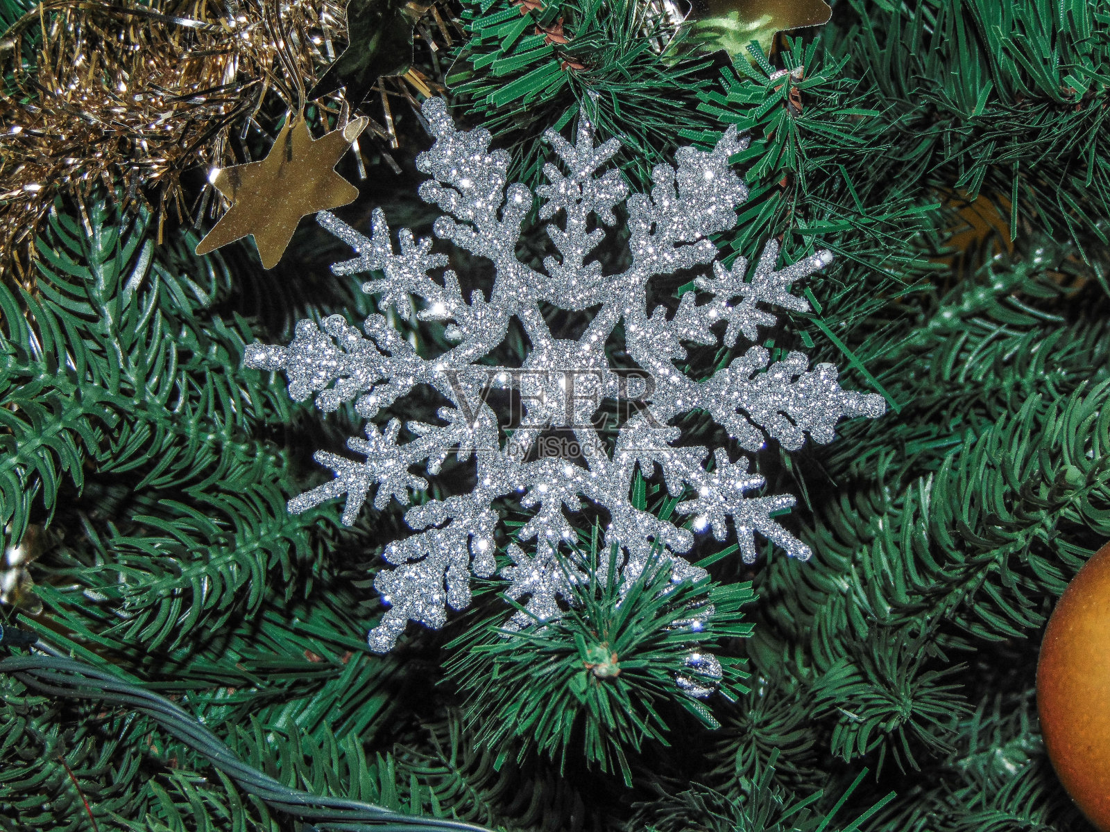 圣诞树上的雪花装饰。圣诞装饰照片摄影图片