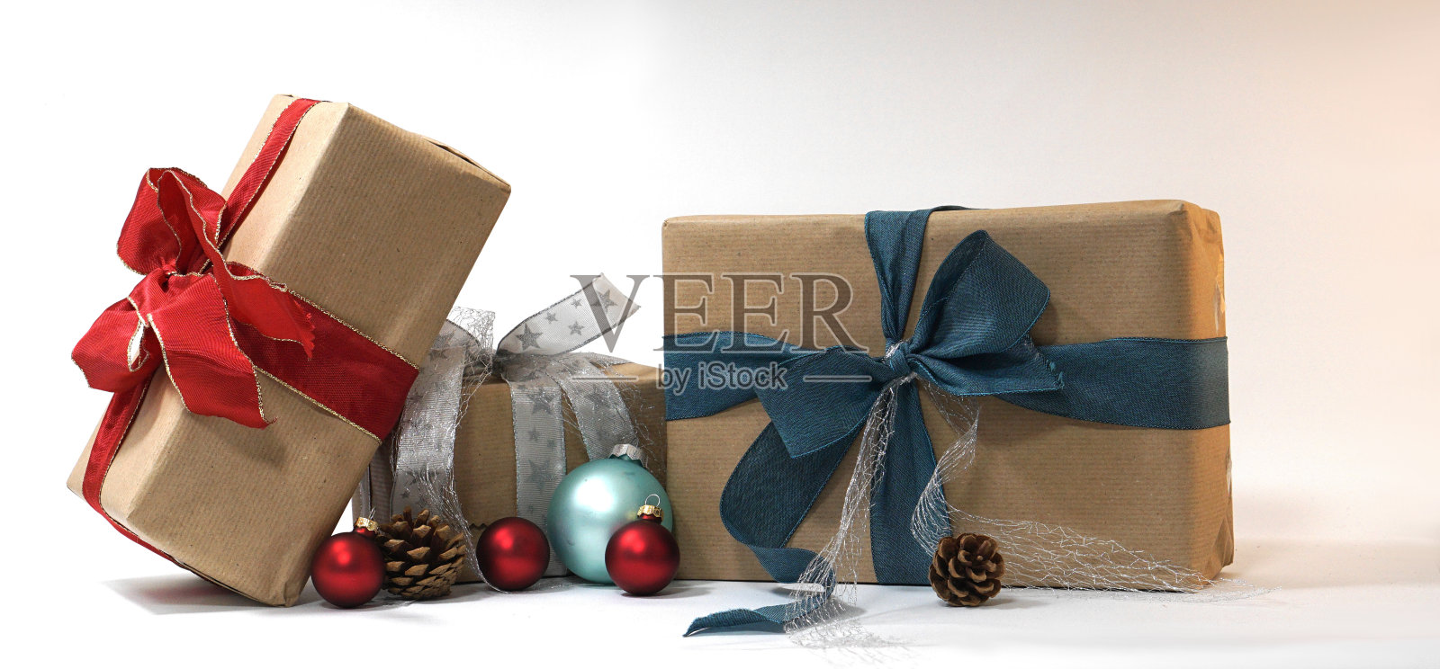 圣诞礼物用棕色包装纸和蝴蝶结照片摄影图片