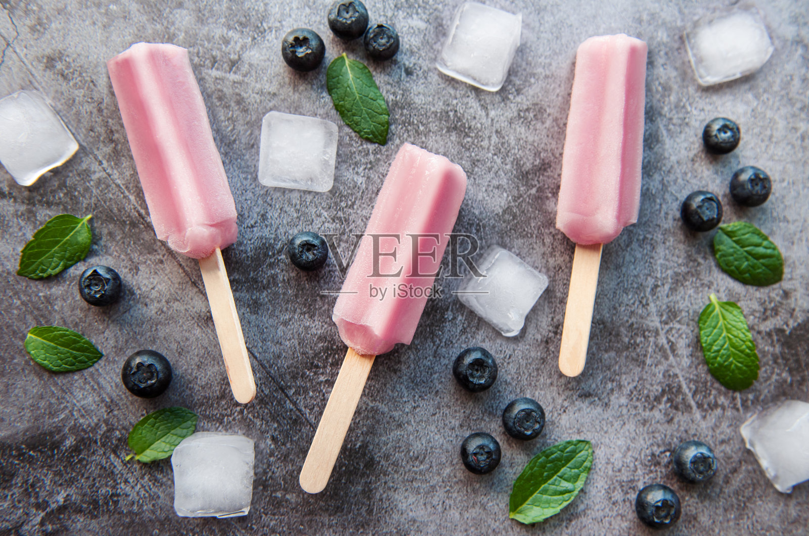 自制蓝莓冰淇淋或冰棍照片摄影图片