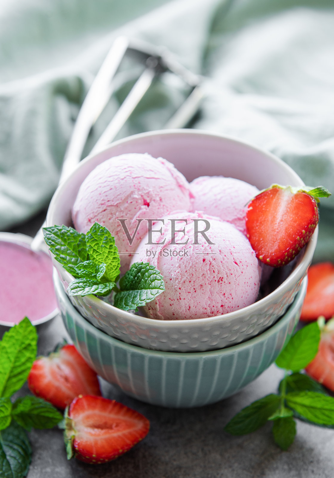 自制草莓冰淇淋配新鲜草莓照片摄影图片