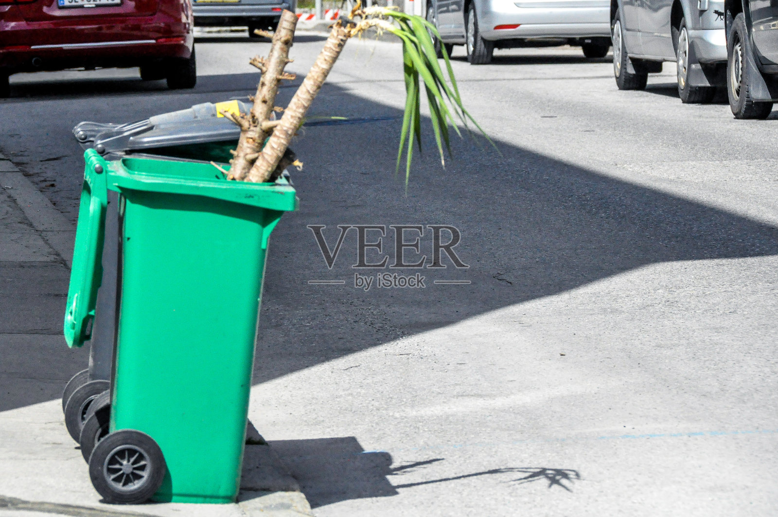 街道上有植物的生物废物容器照片摄影图片
