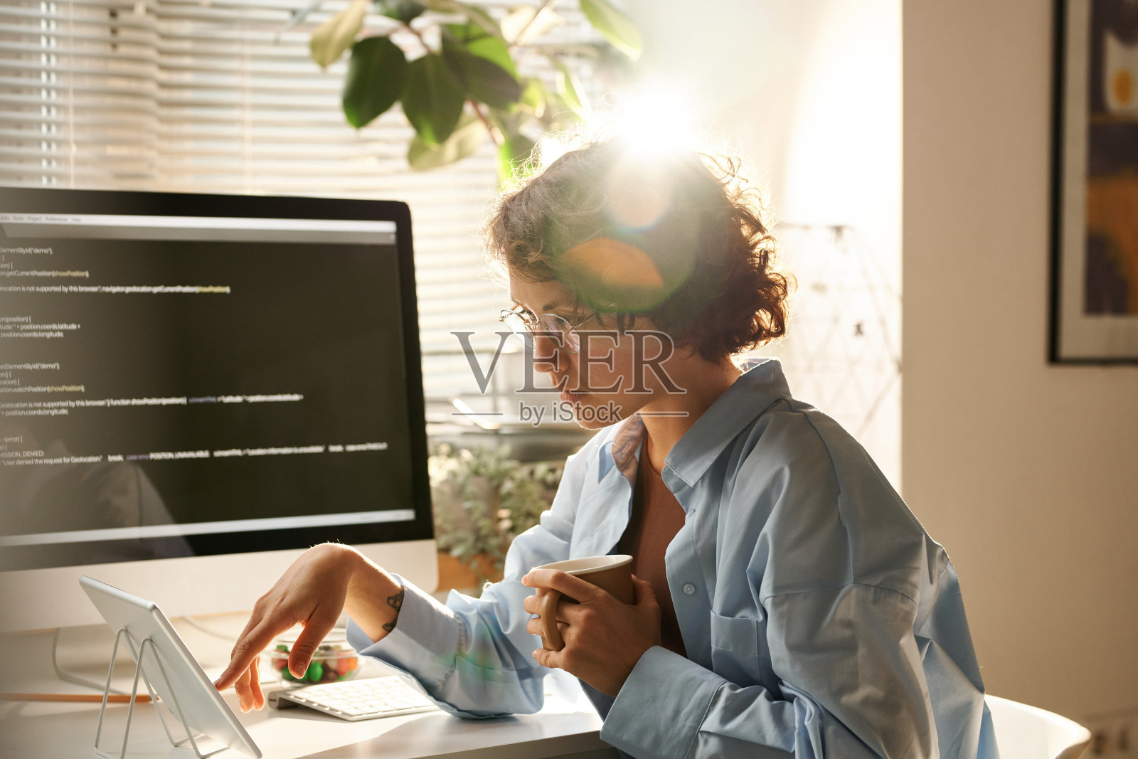 IT程序员使用平板电脑与程序一起工作照片摄影图片