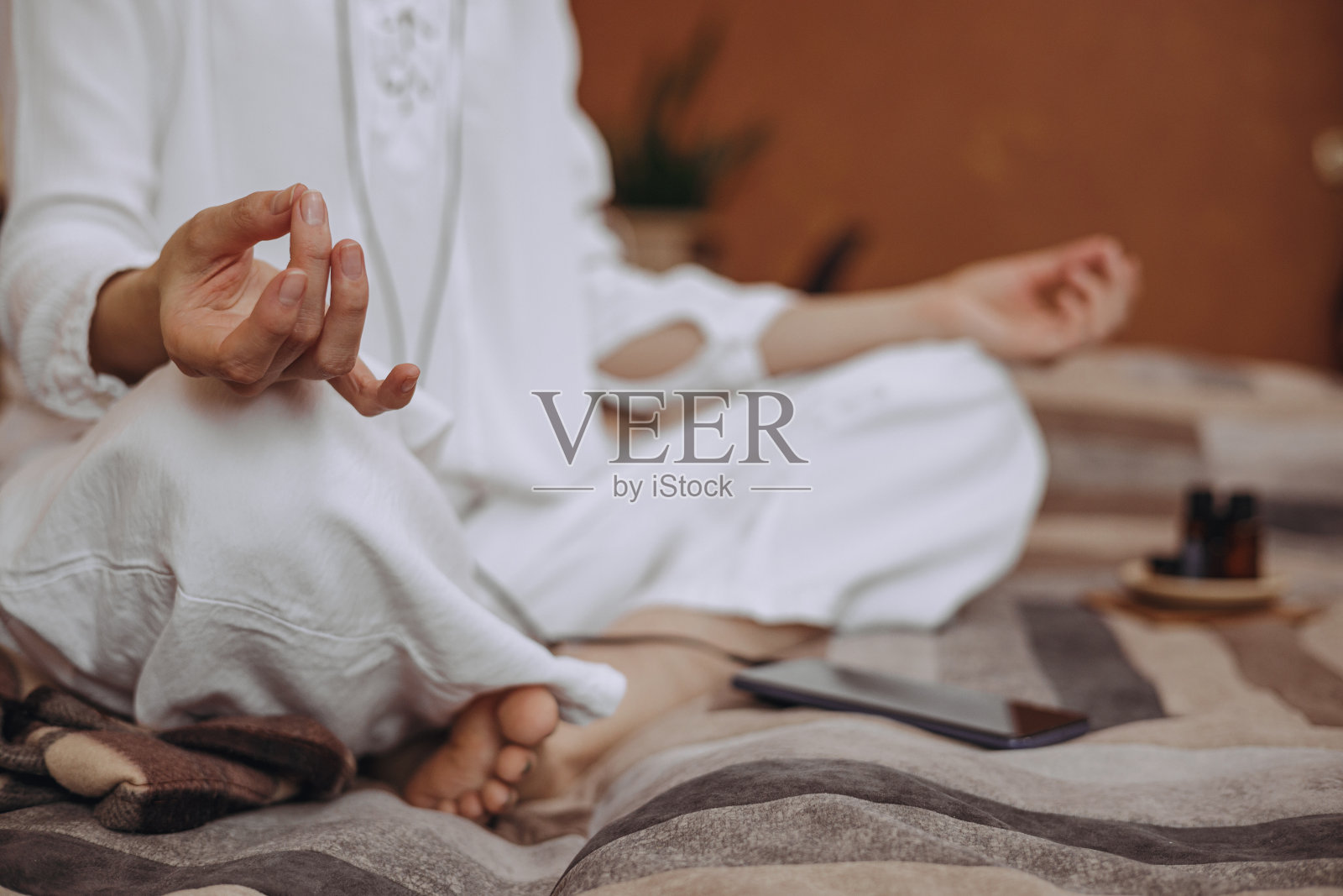 女性在舒适的房间里做瑜伽照片摄影图片