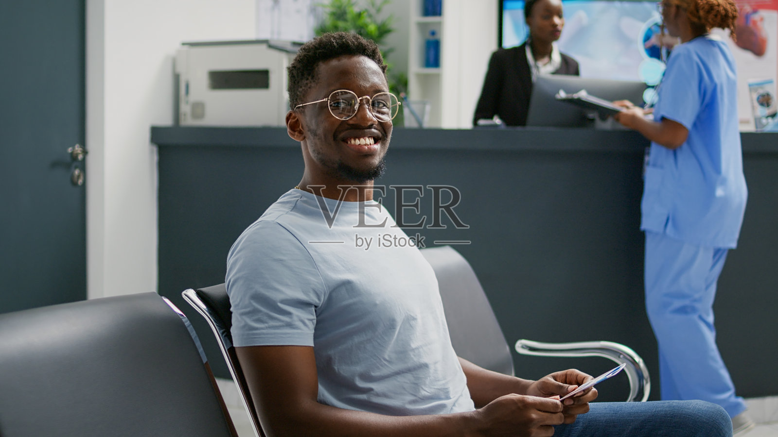 非裔美国人在医院大厅等候照片摄影图片