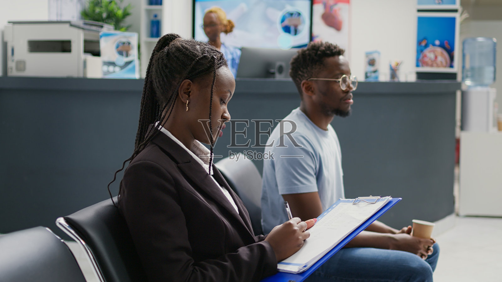 女性患者填写医疗报告照片摄影图片