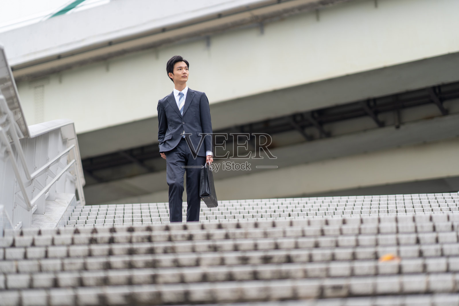 商人走在城市的楼梯上照片摄影图片