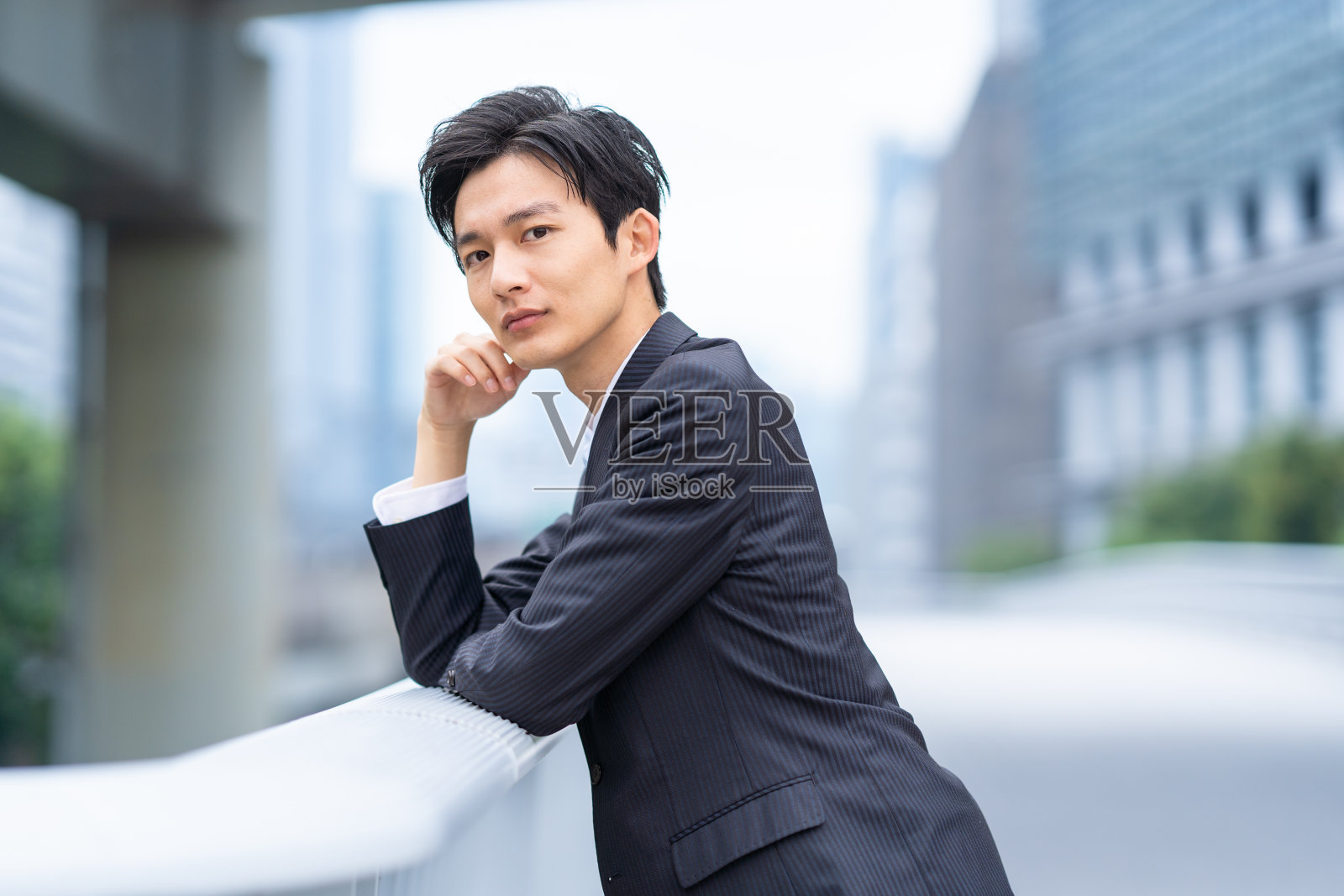 日本商人在商业区的肖像照片摄影图片