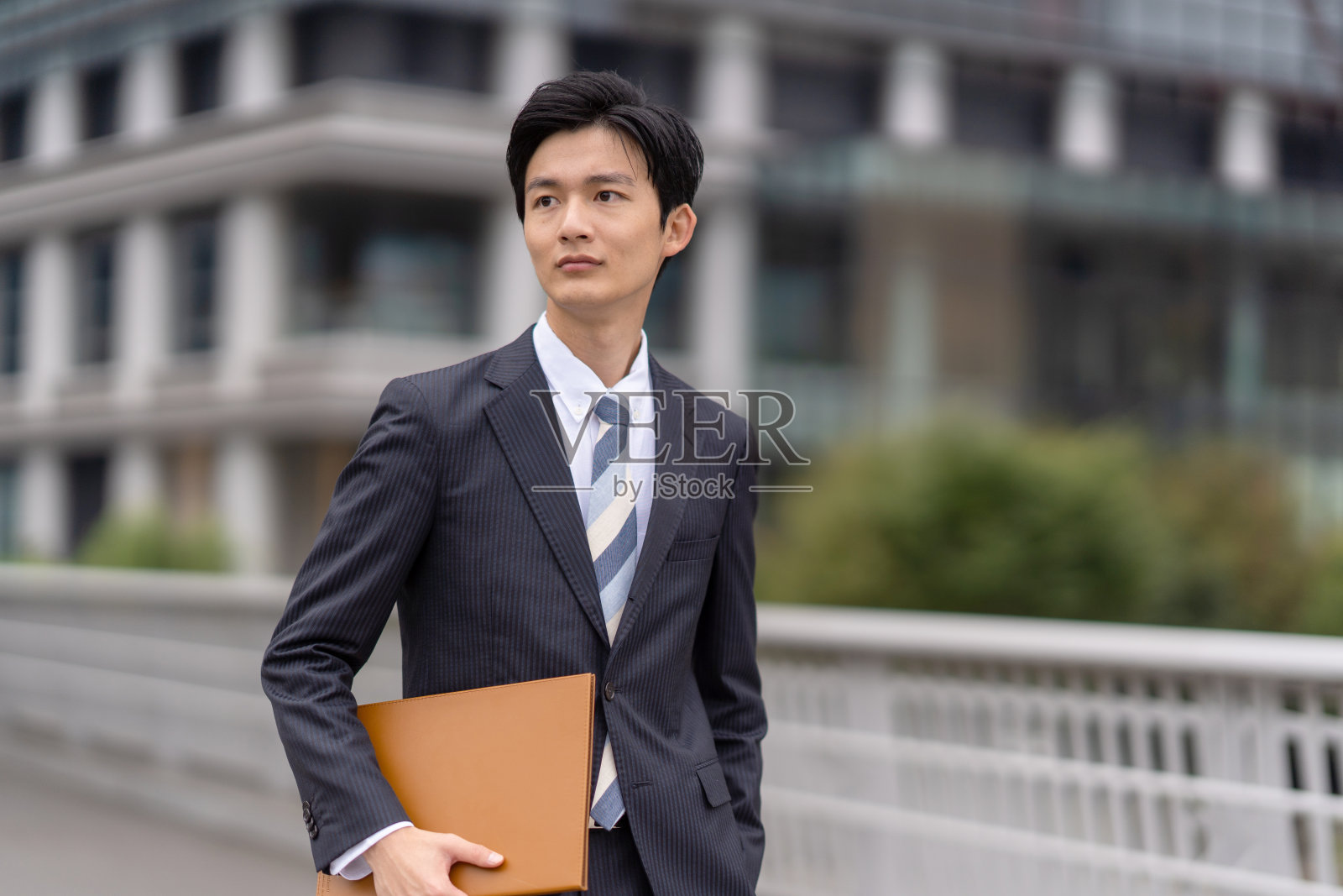 在商业区有档案的商人照片摄影图片