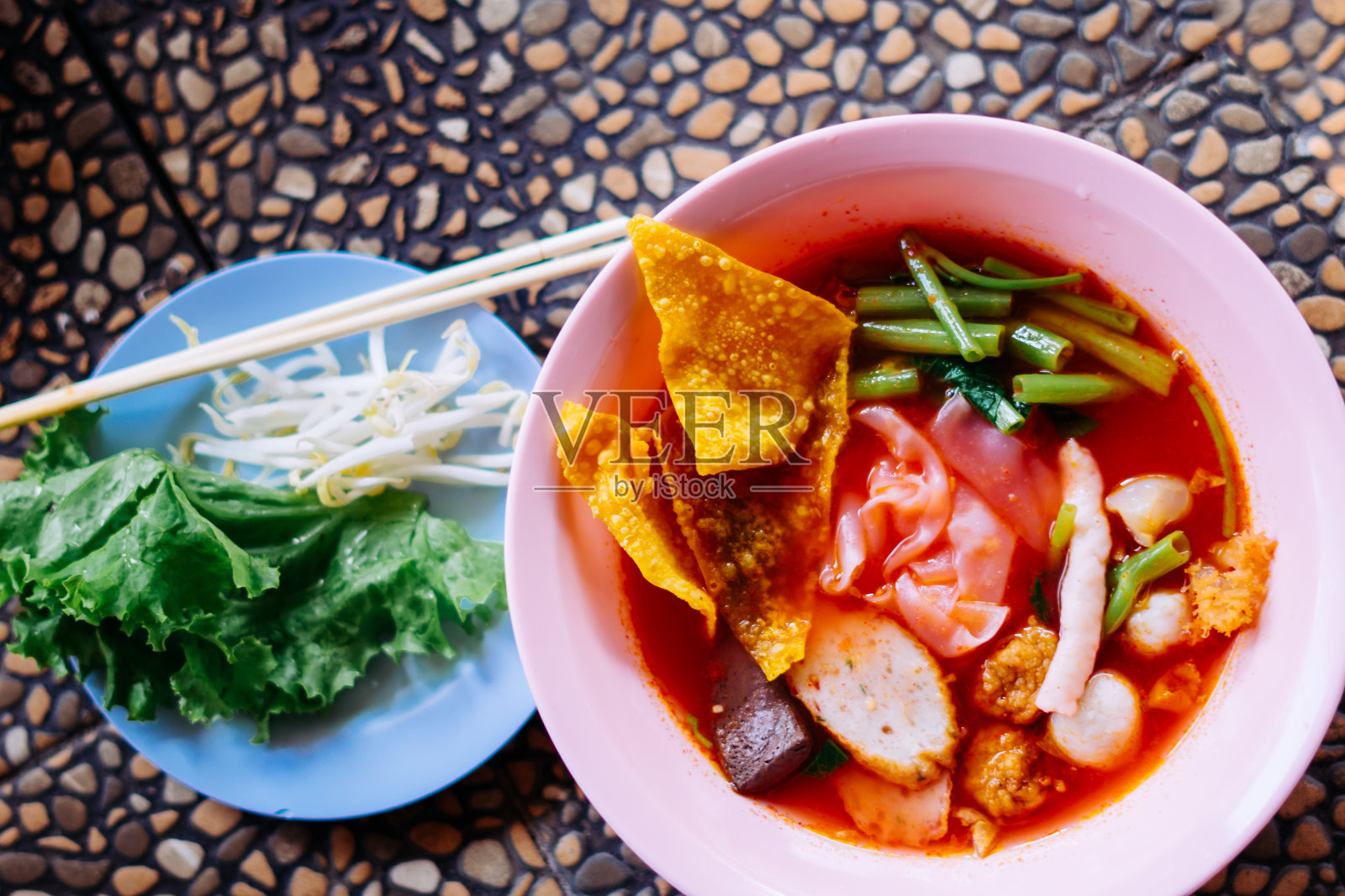 粉红色肉汤中的面条特写(Yentafo)照片摄影图片