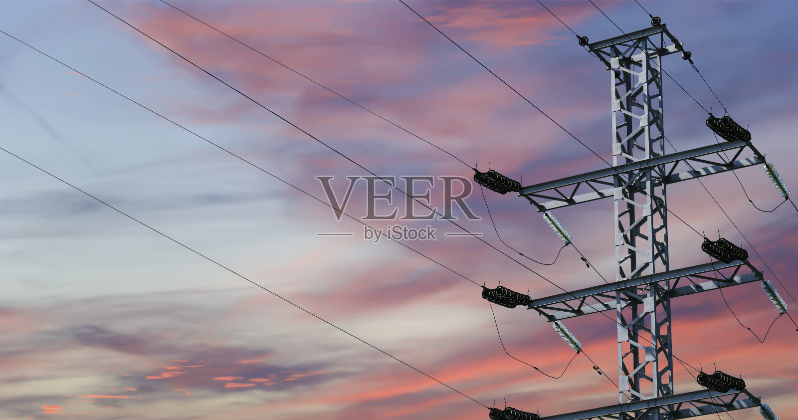 电力塔(高压电线)在浪漫的夜空背景下照片摄影图片