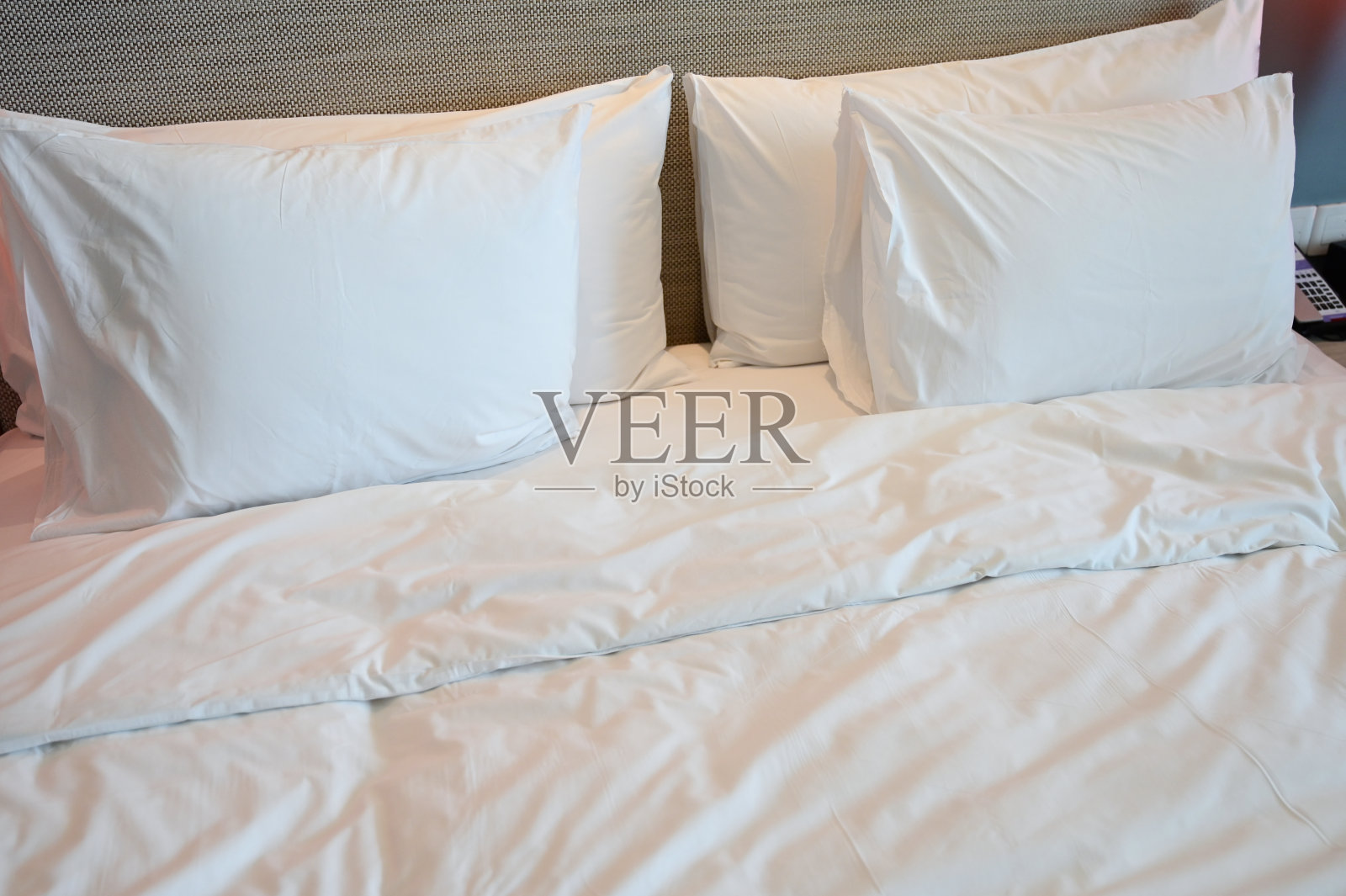 房间里有白色的床和枕头照片摄影图片