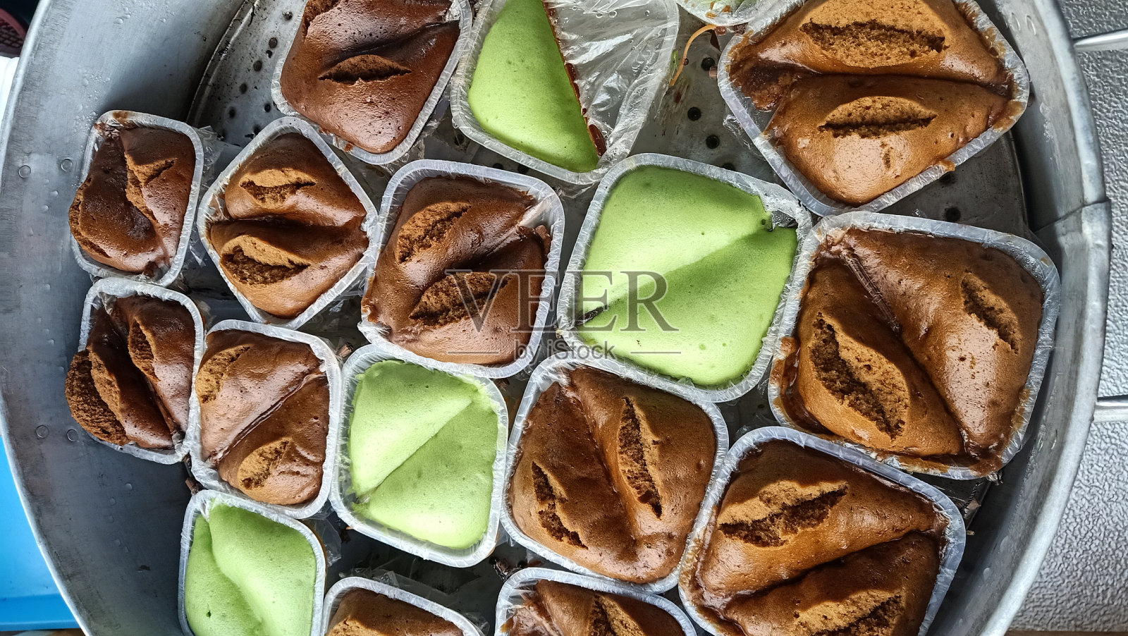 apem或apang蛋糕的特写，这是一种传统的印尼蛋糕，由米粉制成，仍在蒸笼中照片摄影图片