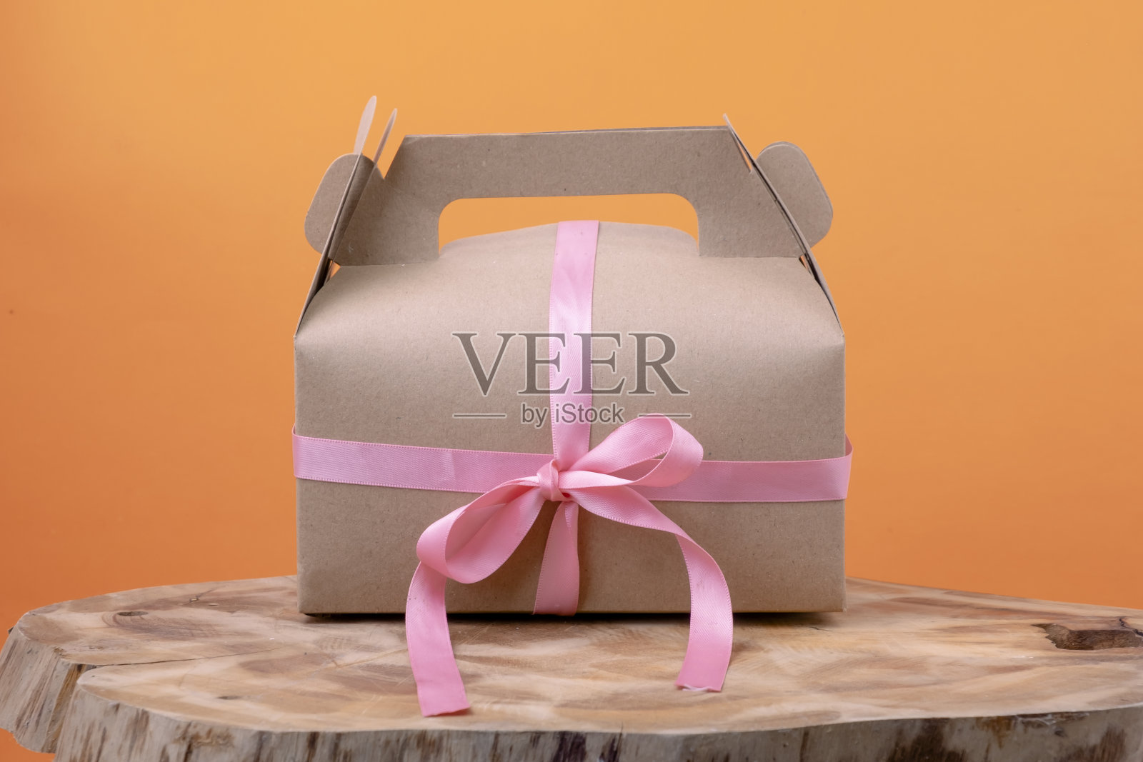 用粉红色的小丝带制作一个礼品盒照片摄影图片