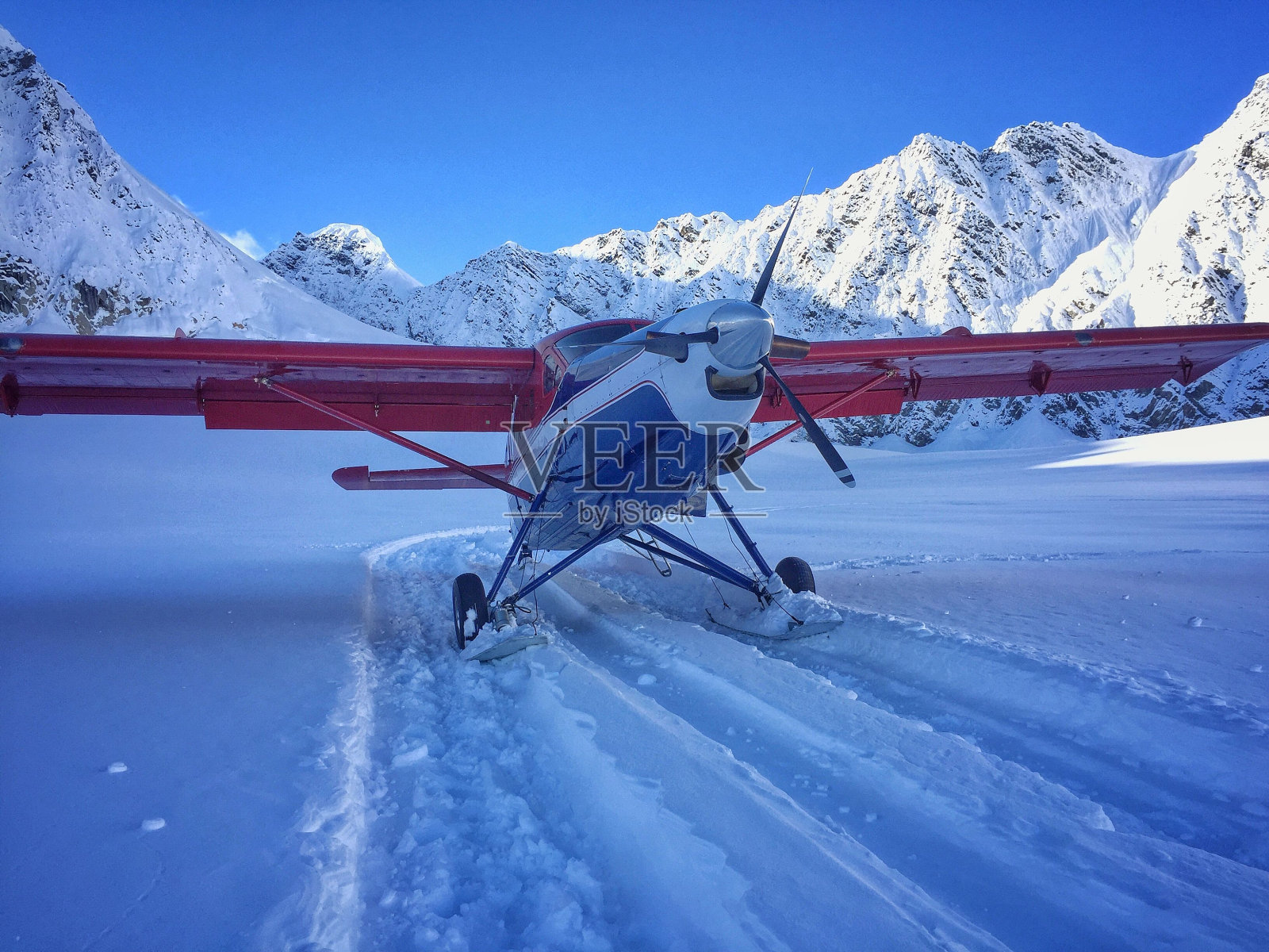 飞机停在雪山上照片摄影图片