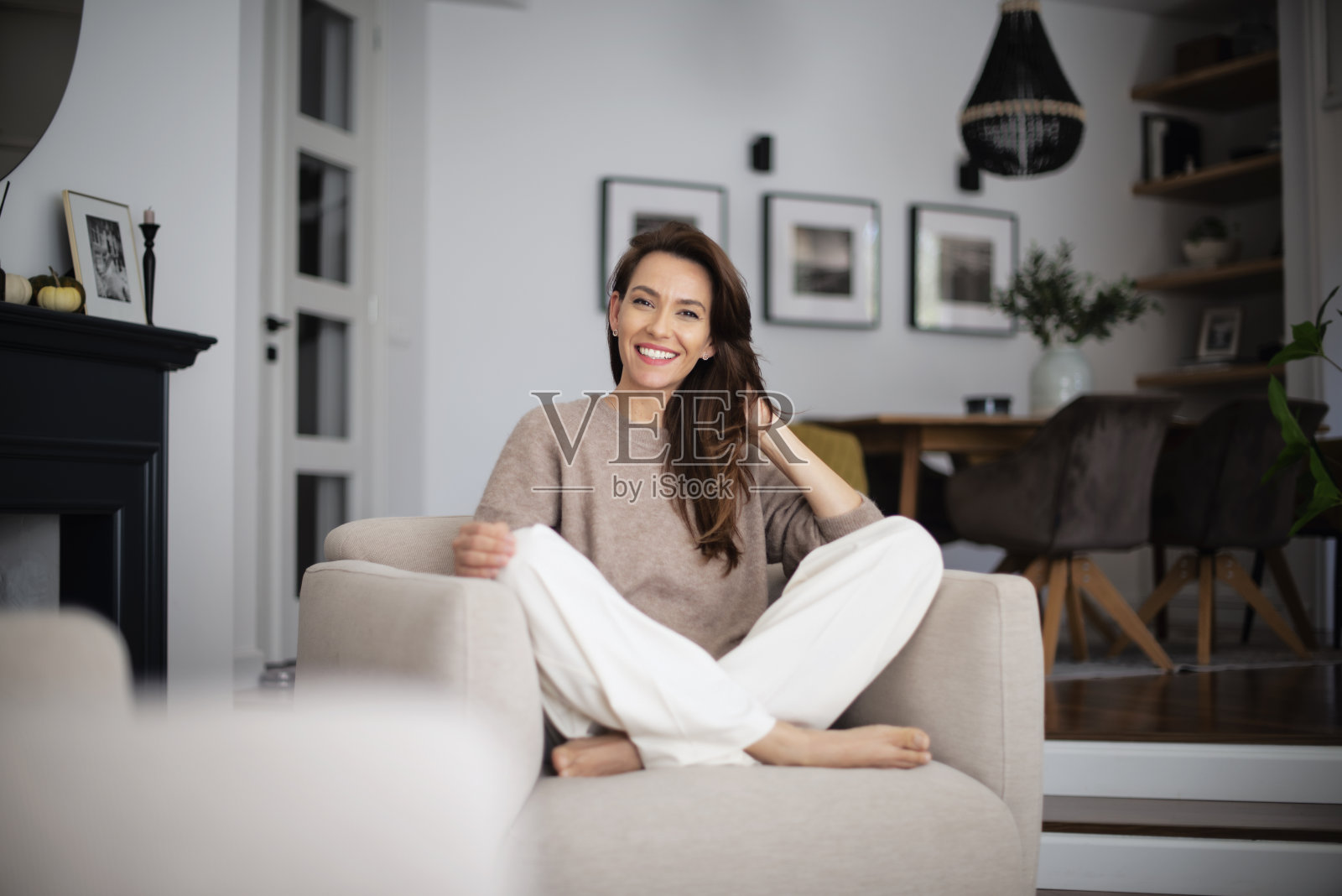 迷人和微笑的女人肖像，在她美丽的家里放松照片摄影图片