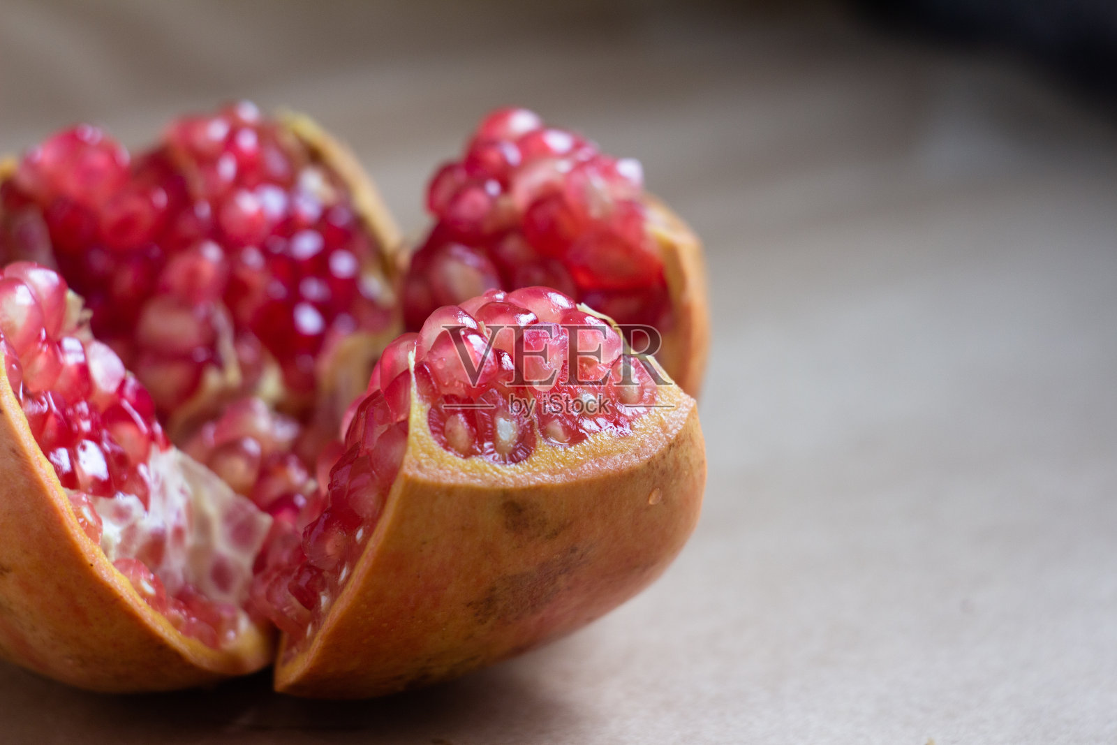 特写的石榴切成四块与多汁的谷物空照片摄影图片