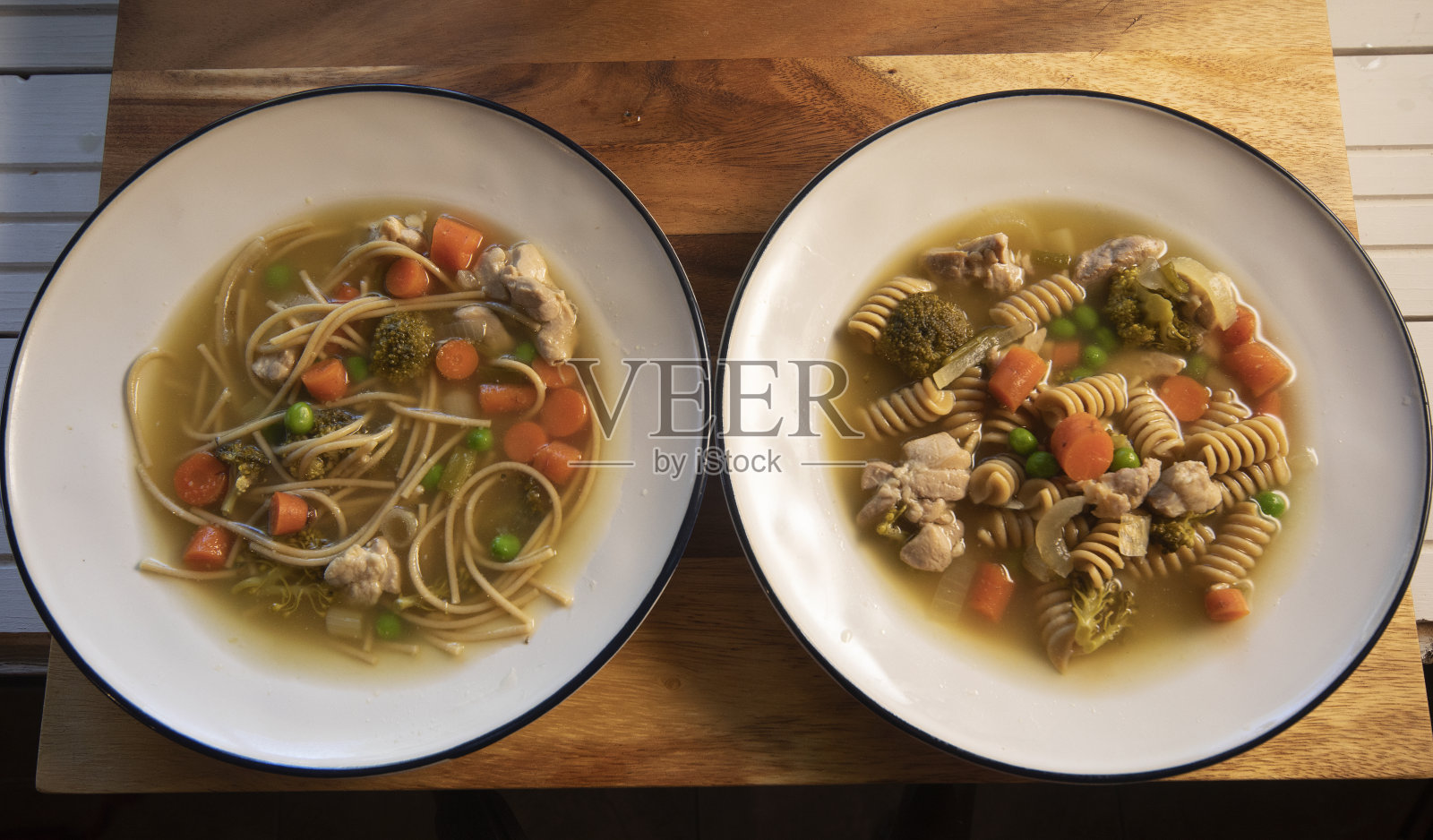 两种鸡肉面在自然木材表面的俯视图照片摄影图片