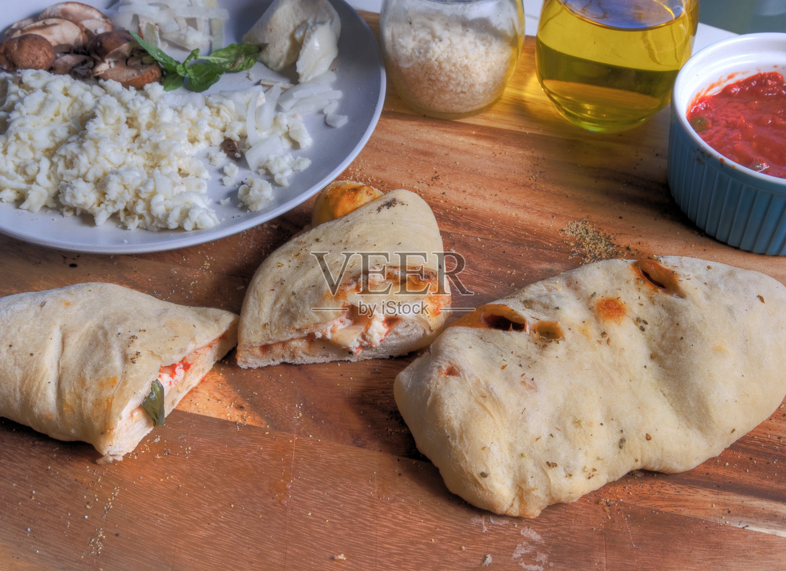 肉铺块表面的半圆饼切片的侧面视图照片摄影图片