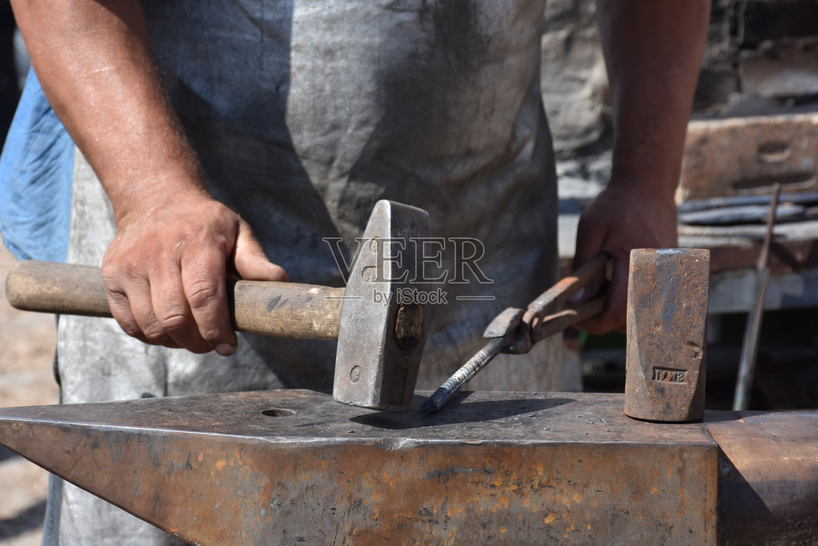 铁匠锻造铁匠。传统锤击照片摄影图片