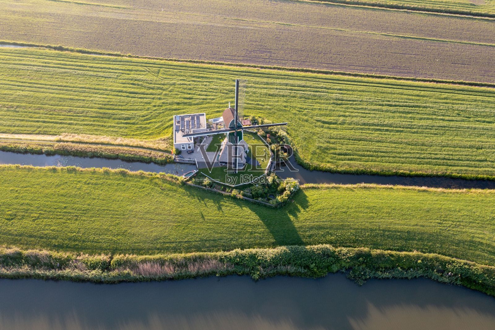 空中拍摄的农场中间的风车照片摄影图片