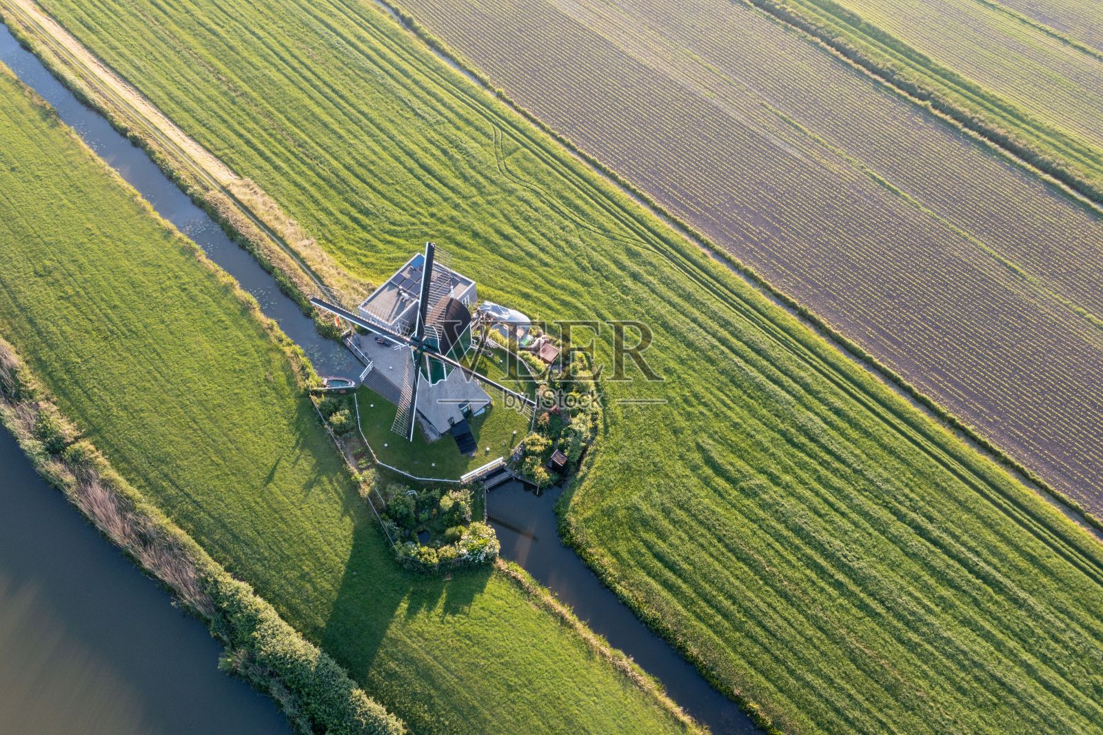 空中拍摄的农场中间的风车照片摄影图片