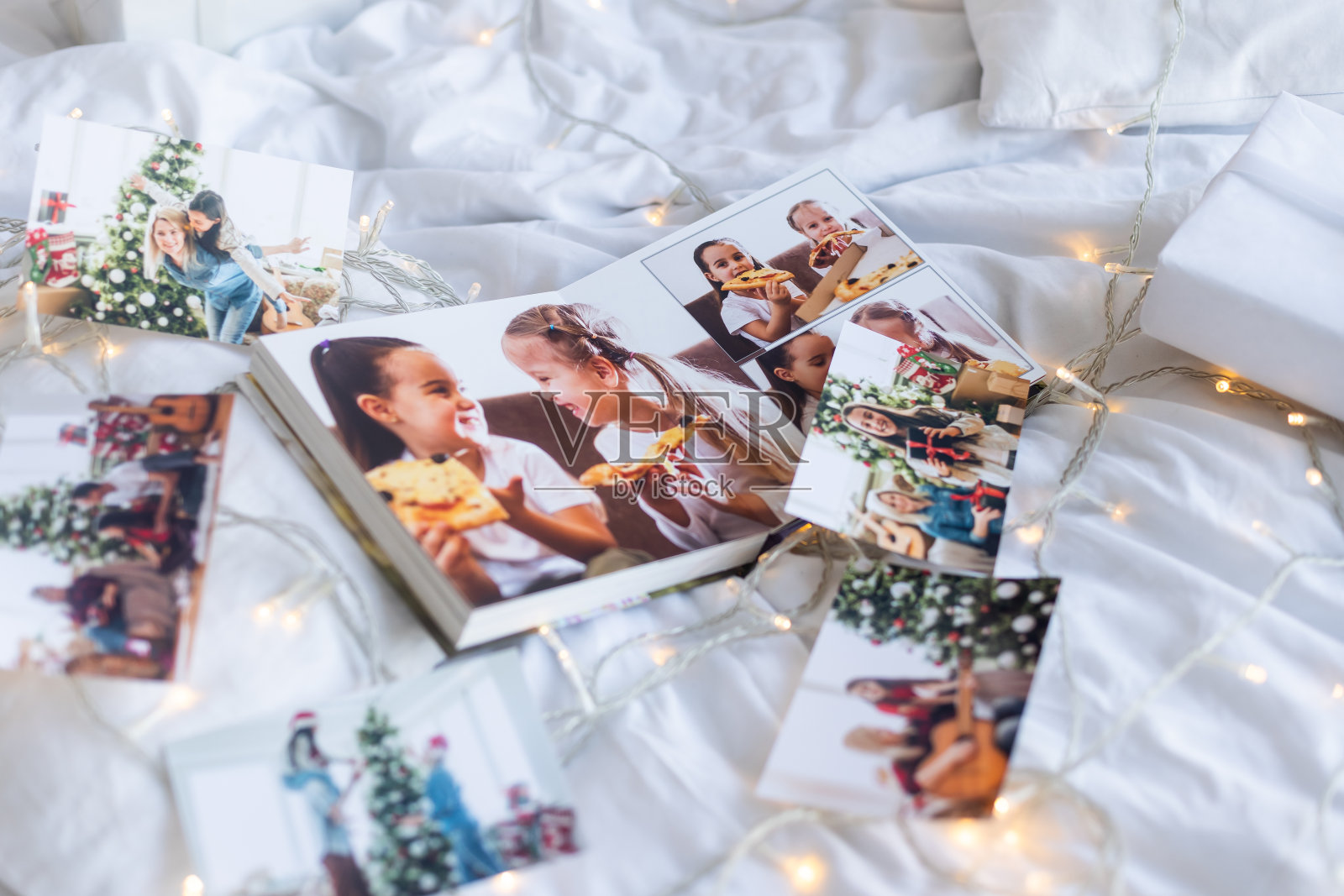 圣诞彩灯背景下孩子们的照片照片摄影图片