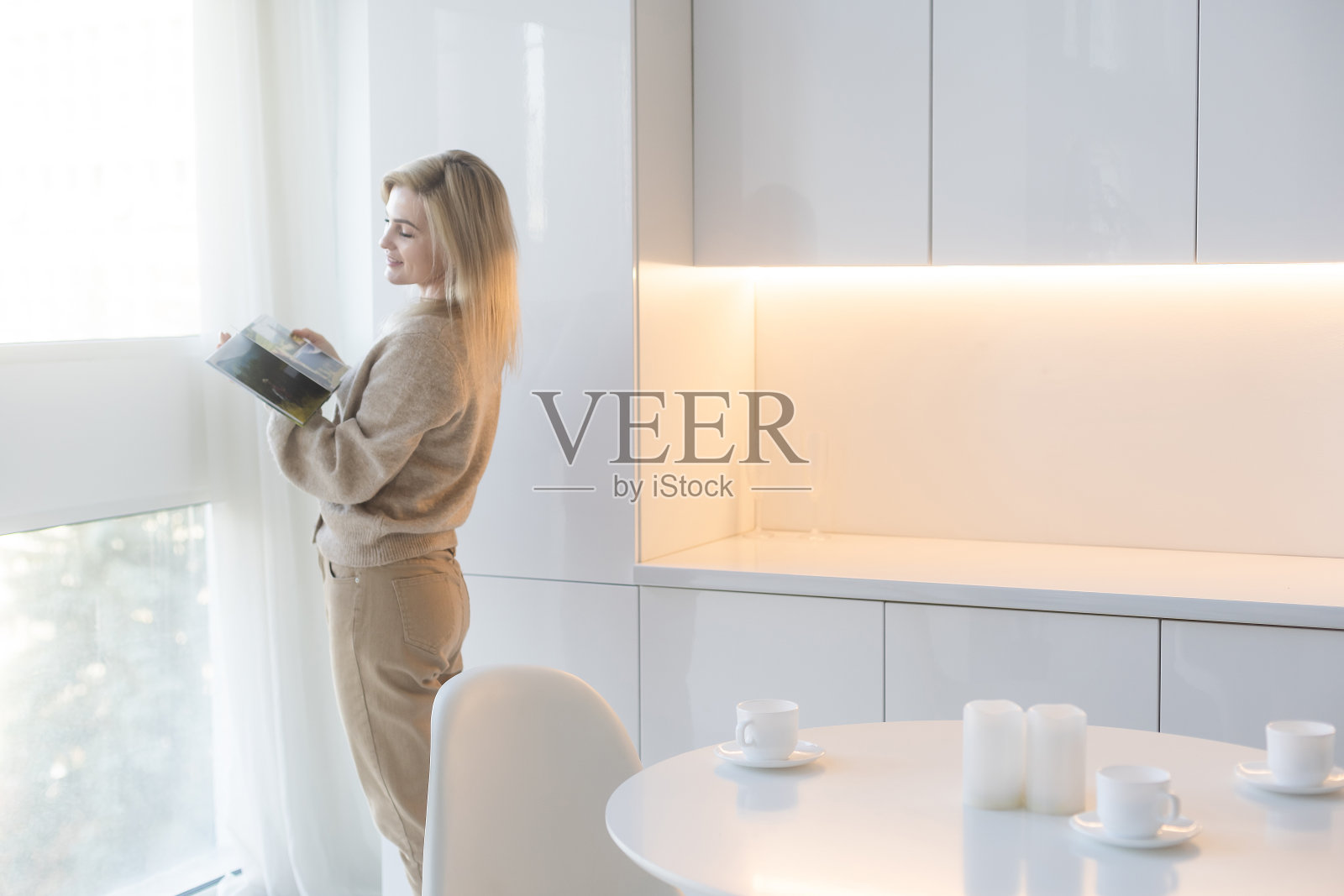 有相册的快乐年轻女子照片摄影图片