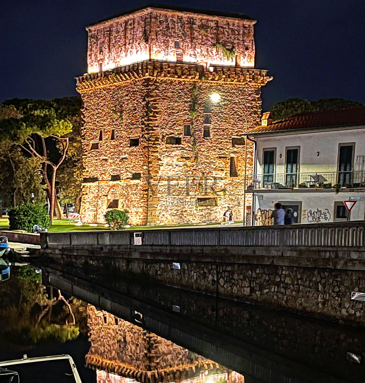 晚上在维亚雷焦的玛蒂尔德塔照片摄影图片