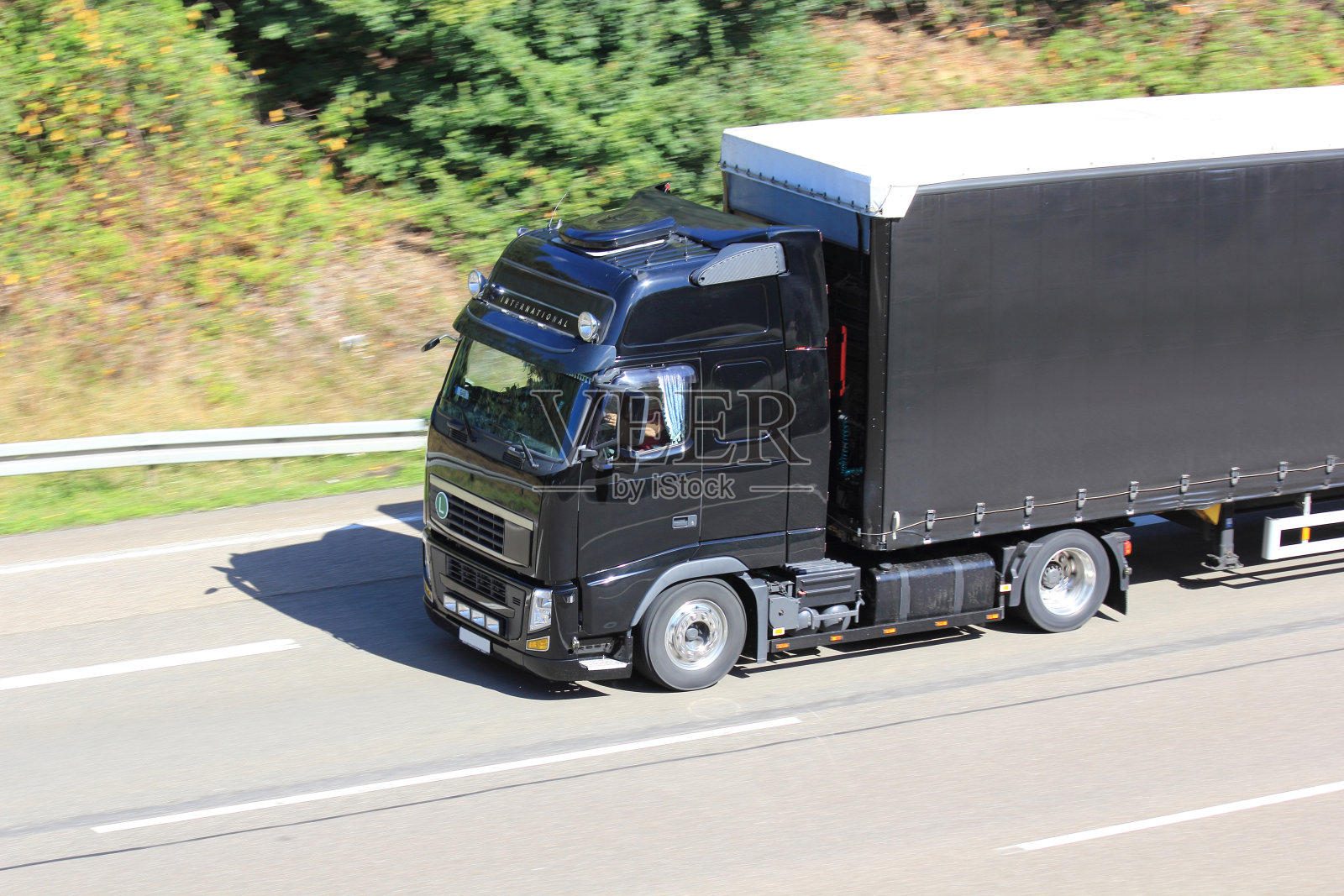 高速公路上的卡车照片摄影图片