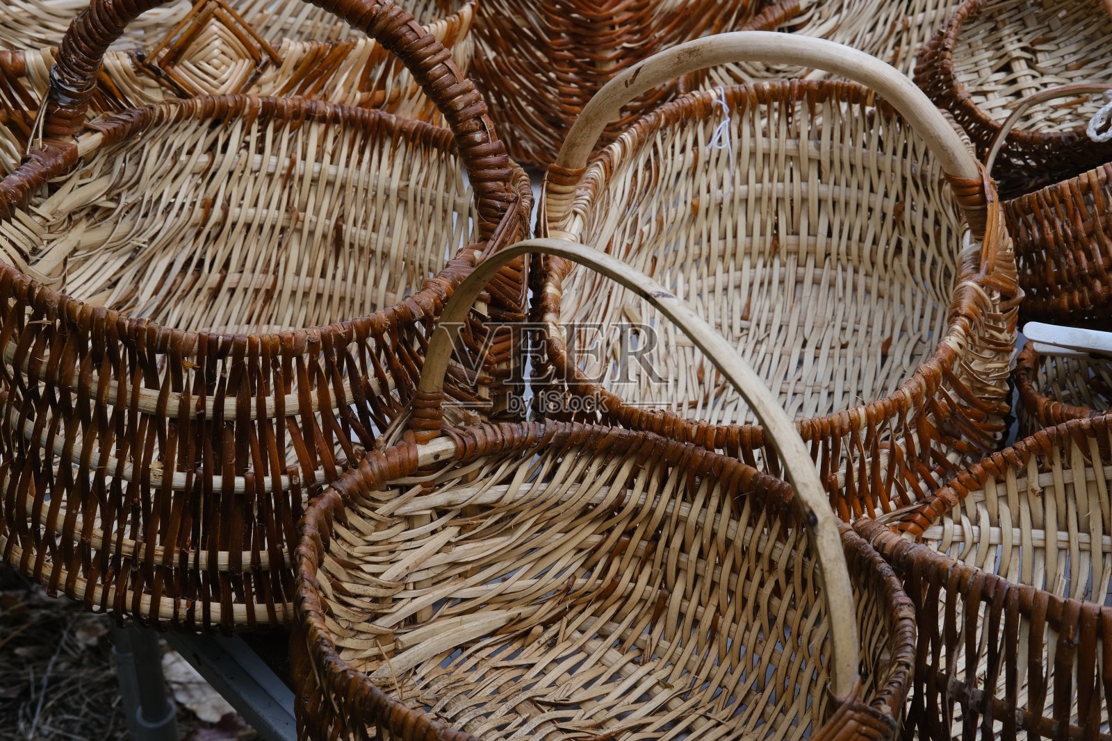 出售的一些传统法国篮子的特写。照片摄影图片