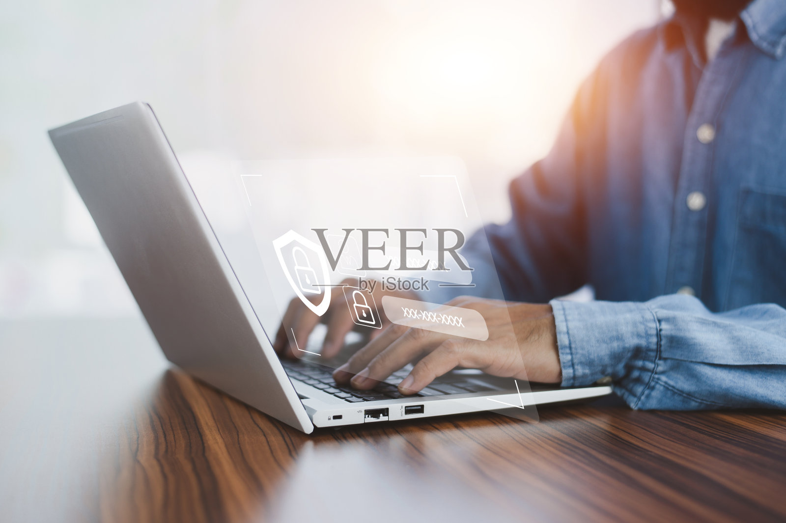 商人使用密码网络安全和隐私概念来保护数据。锁图标互联网网络安全技术。商人保护笔记本电脑和虚拟接口上的个人数据。照片摄影图片