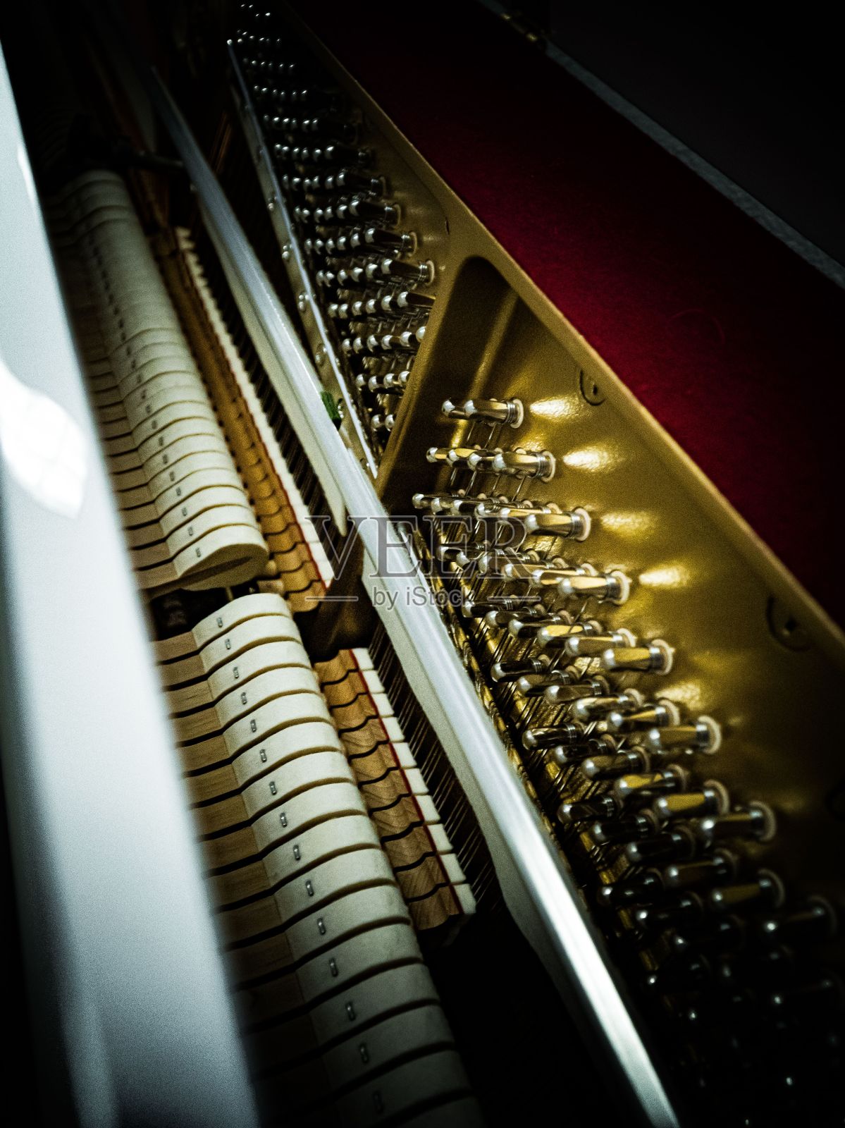 垂直拍摄一架钢琴的内键照片摄影图片