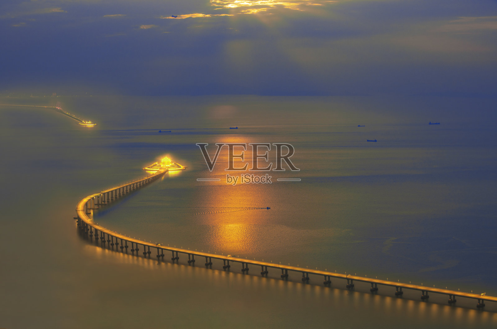 日落时分的港珠澳大桥照片摄影图片