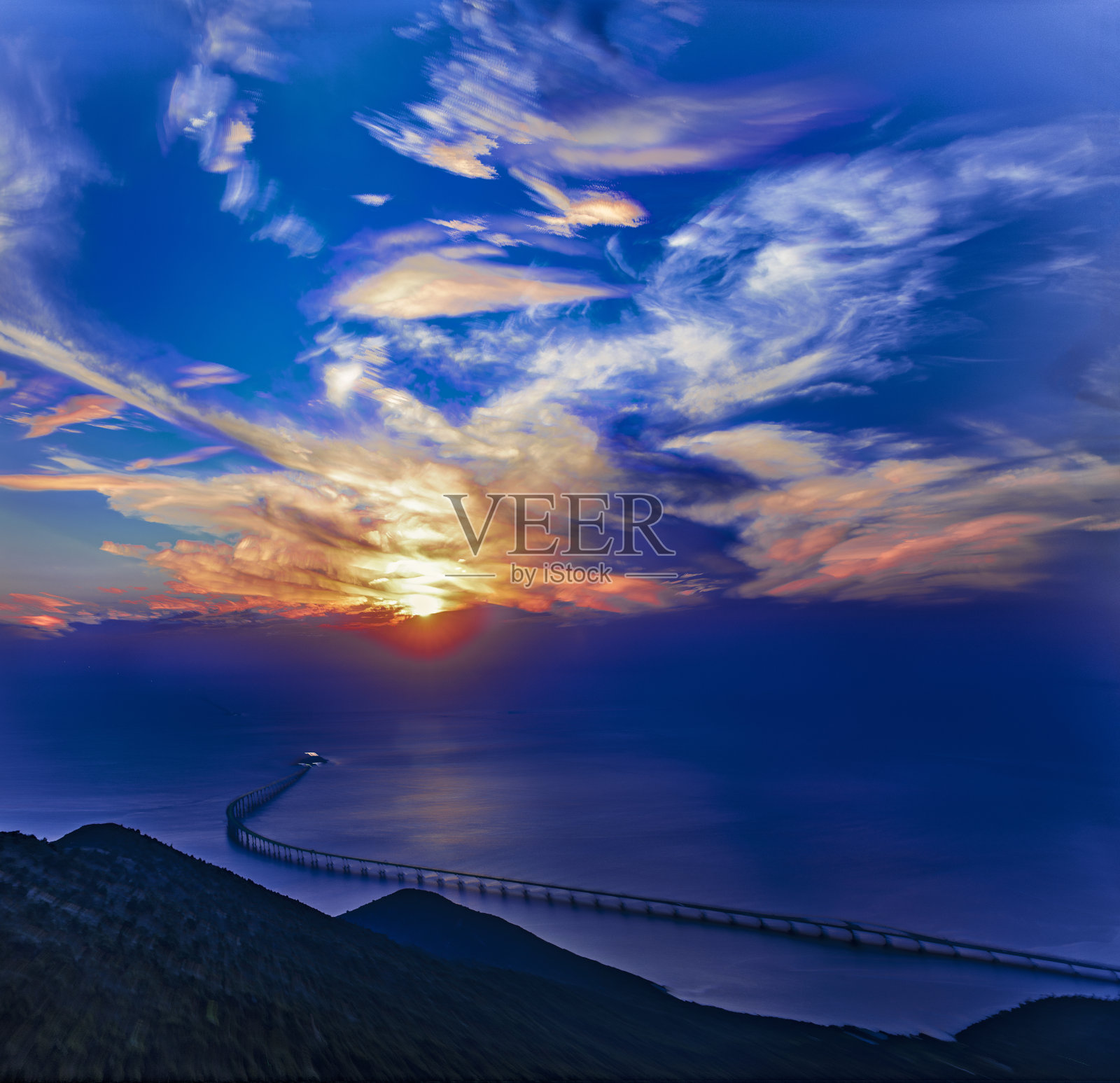 日落时分的港珠澳大桥照片摄影图片