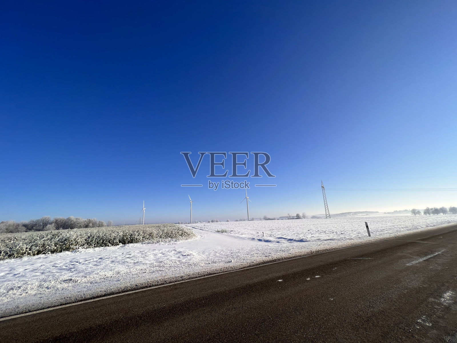 士瓦本阿尔布山：施韦比施格明德和乌尔姆之间，古森斯塔特附近冬季寒冷的风力涡轮机磨坊照片摄影图片