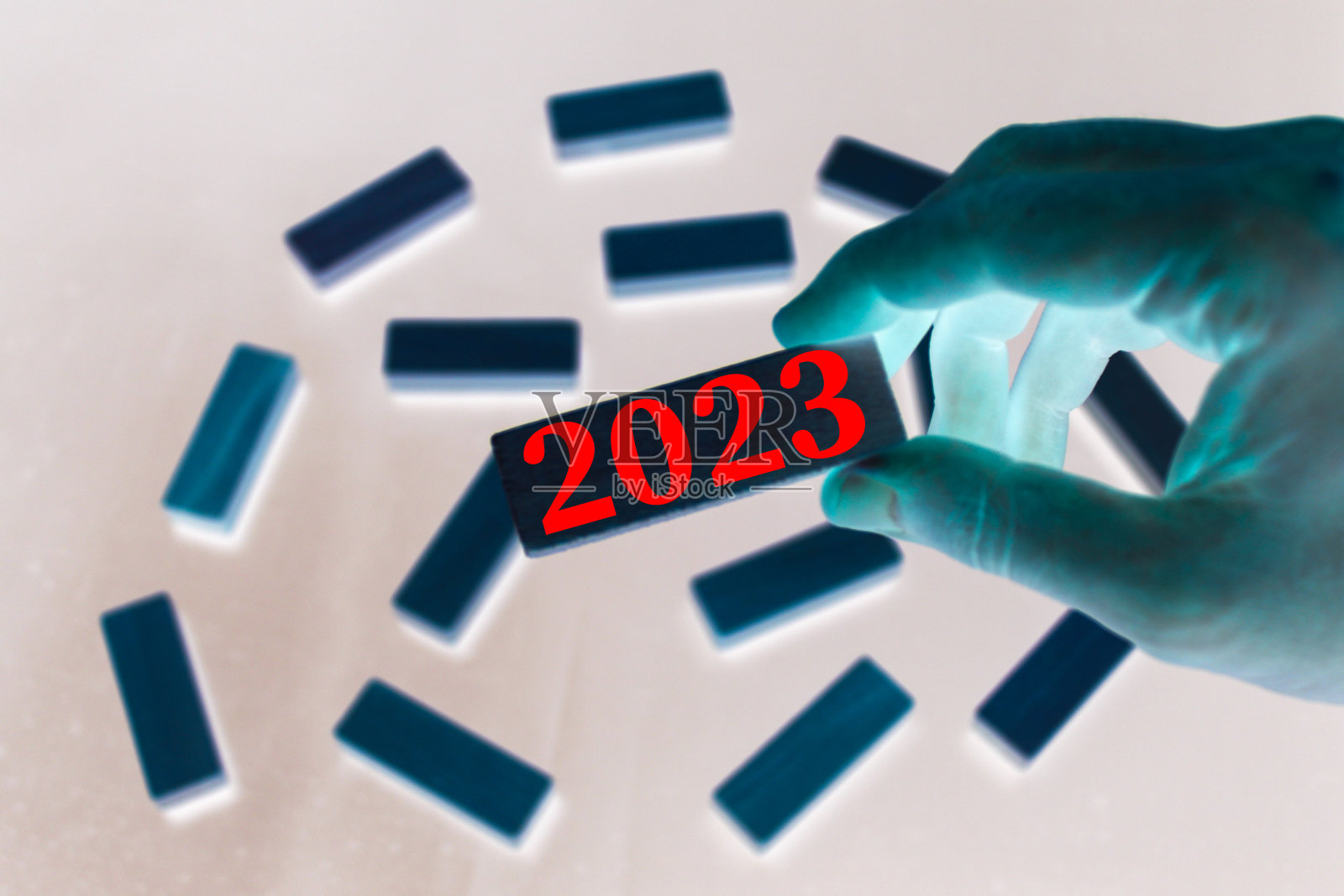 2023年新年快乐。2023年就以木块立方为准备，进行新年变革，启动新的企业目标战略理念。照片摄影图片