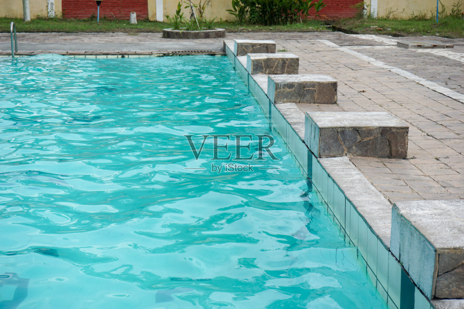 游泳池里的起跑线照片摄影图片