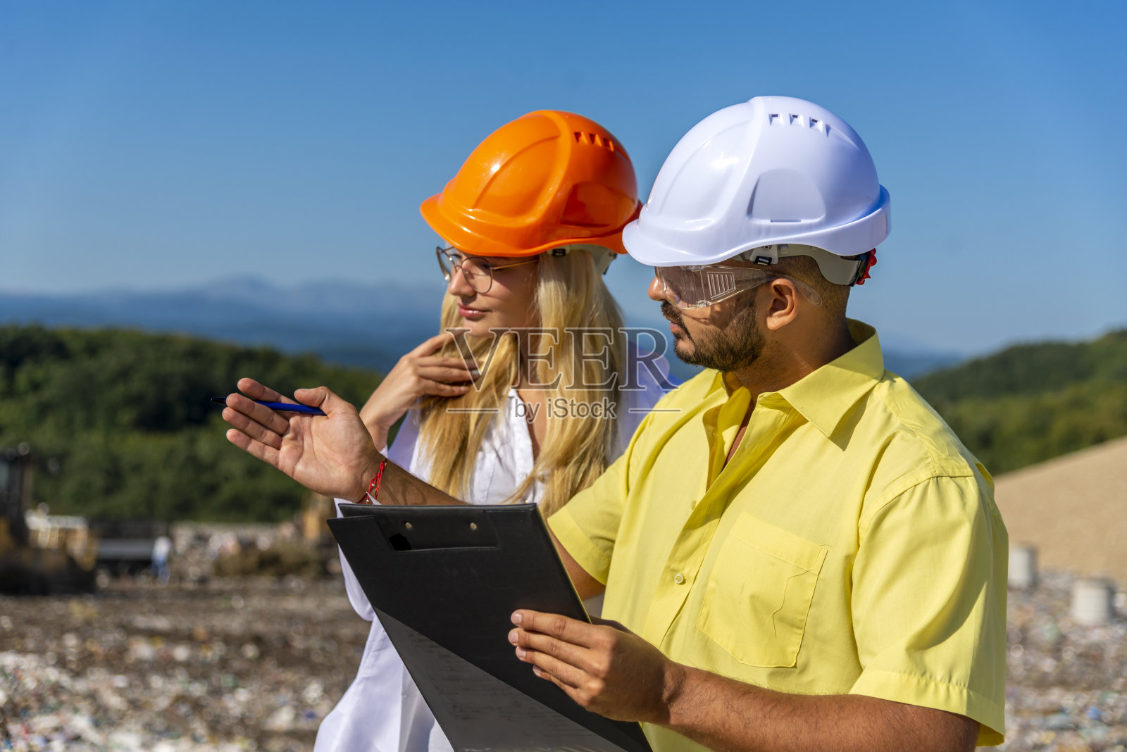 废纸、塑胶及金属废料堆已备妥，供循环再造。回收工厂。照片摄影图片