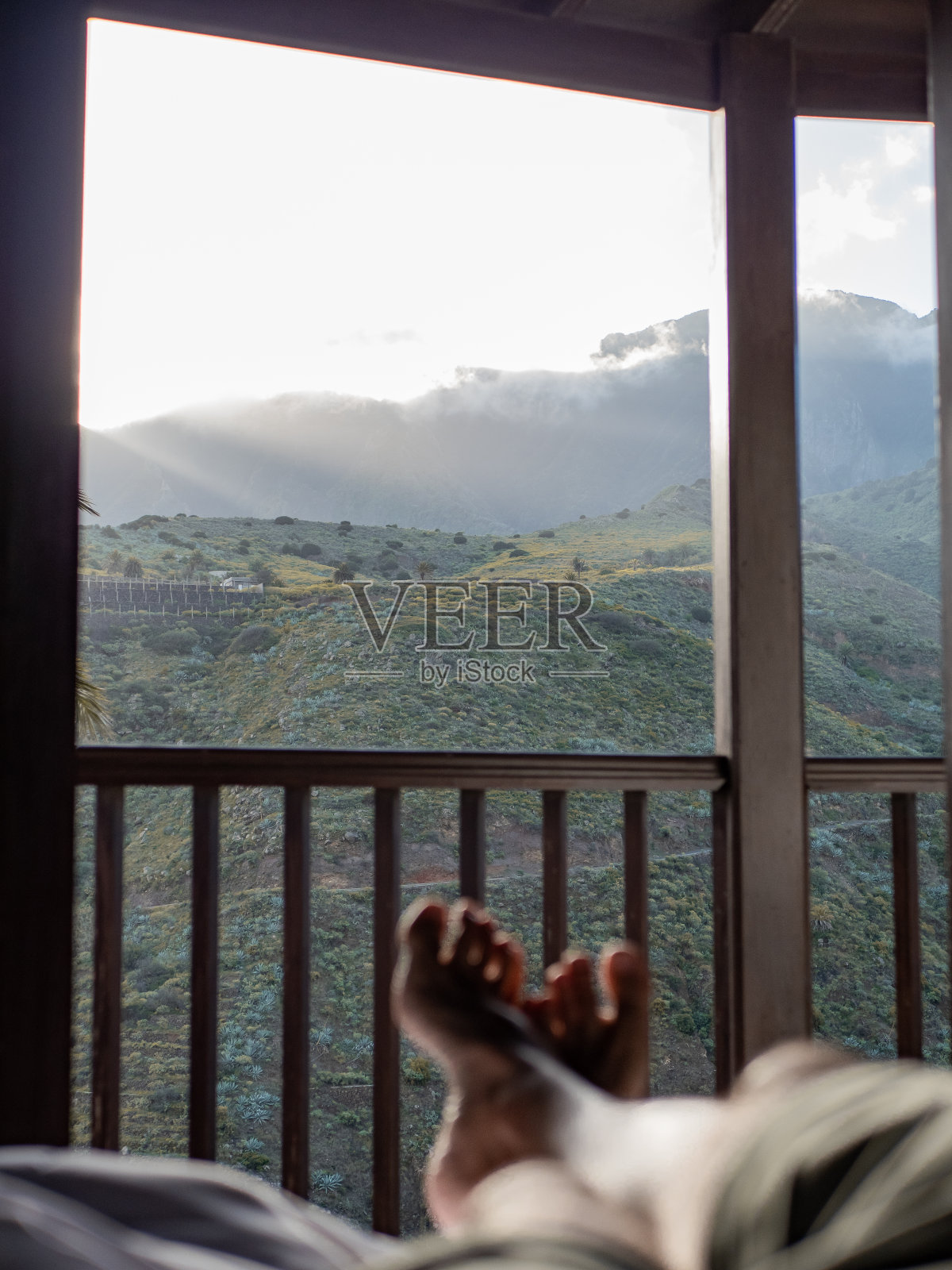 Pov躺在床上看着美丽的青山风景照片摄影图片