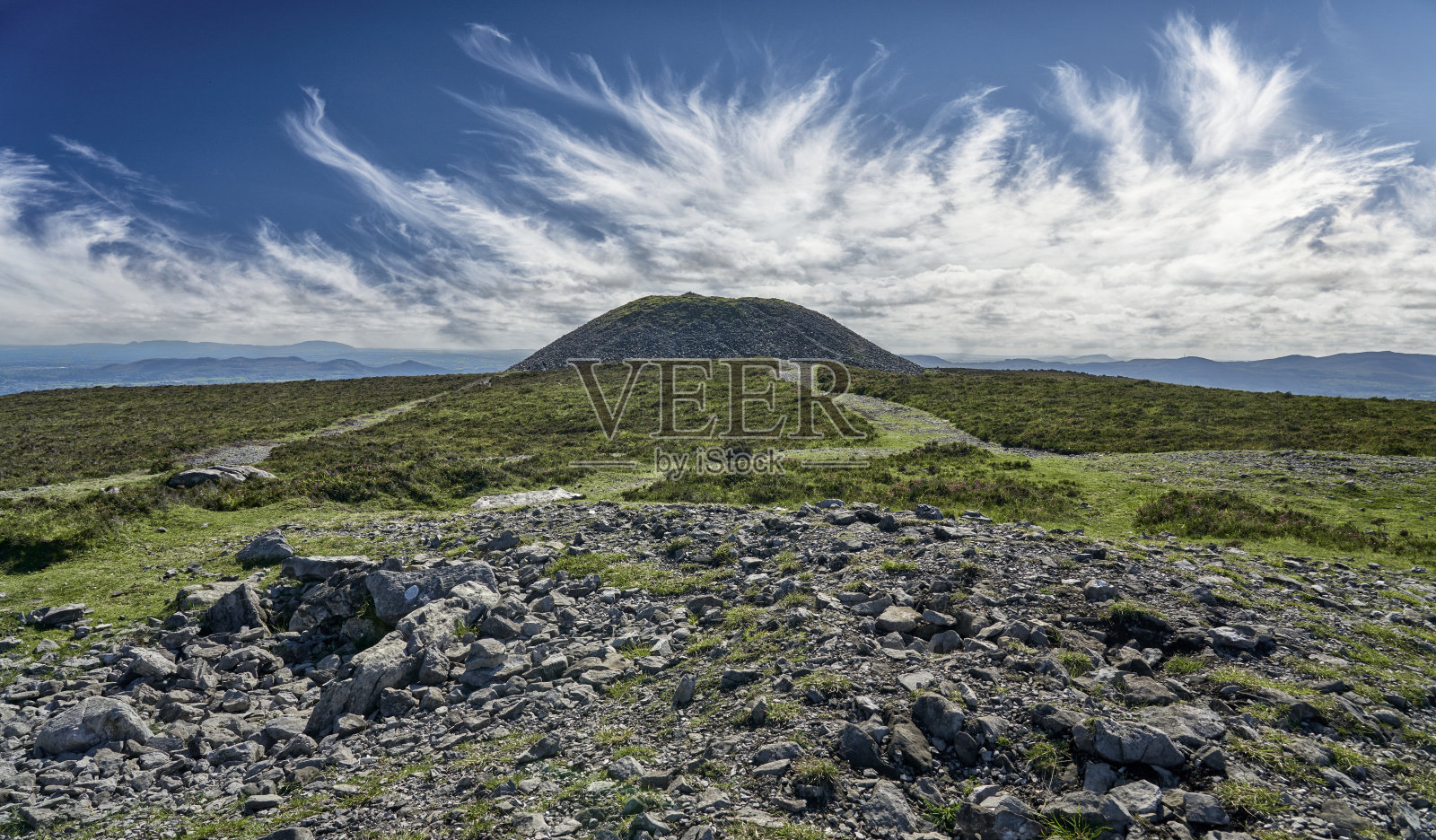 爱尔兰诺克纳利亚山上梅芙女王的坟墓照片摄影图片