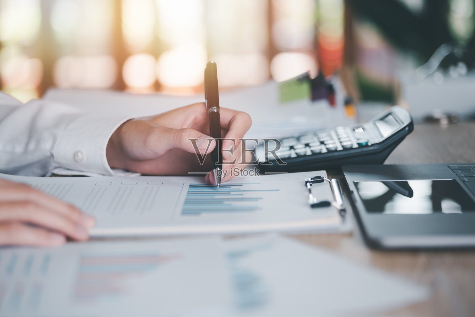 商务人士阅读业务统计图表报告，分析和改进公司战略，管理财务和营销文件，更新年度预算账目，公司增长数据。照片摄影图片