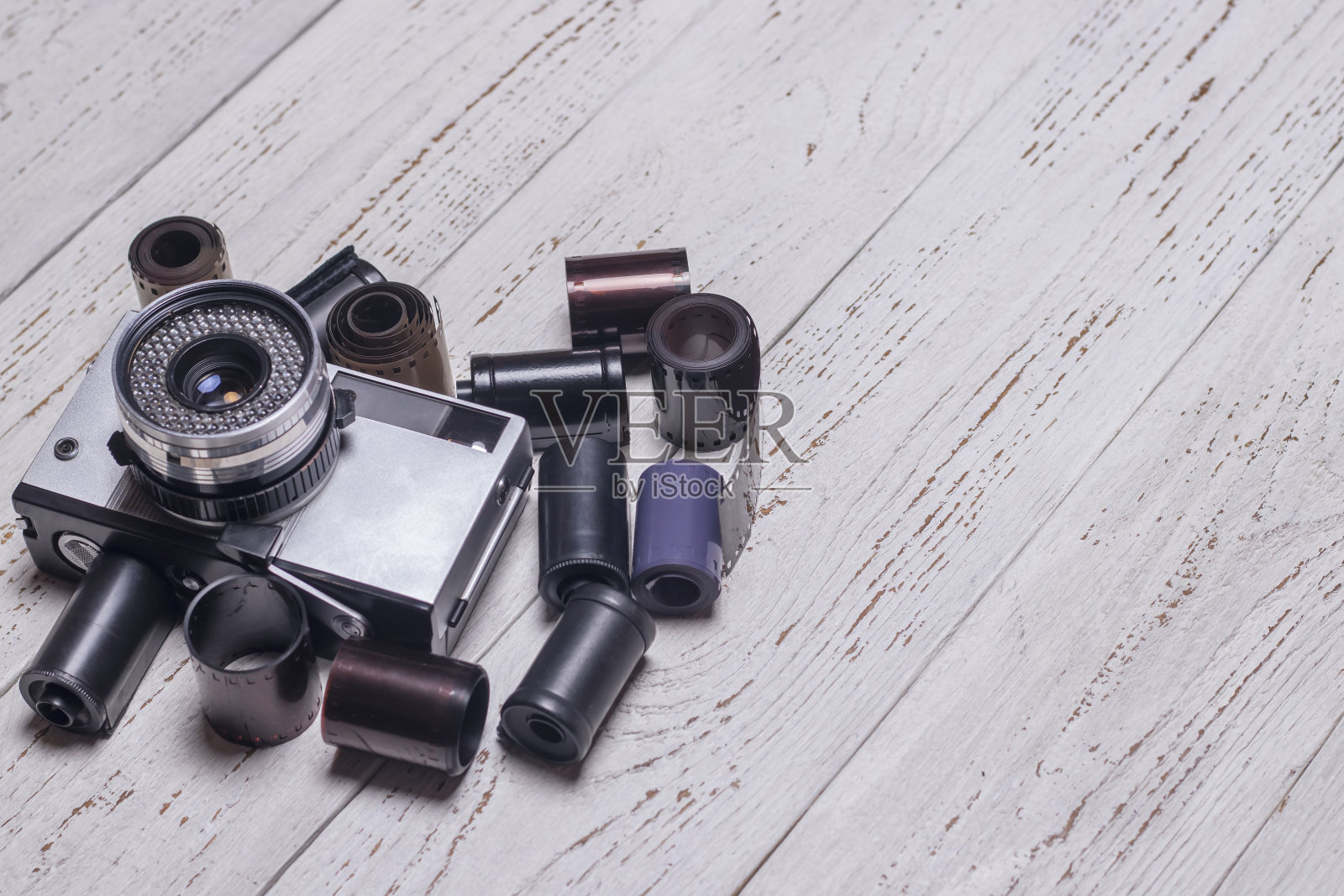 老式的复古相机和胶片卷。在木制背景上照片摄影图片